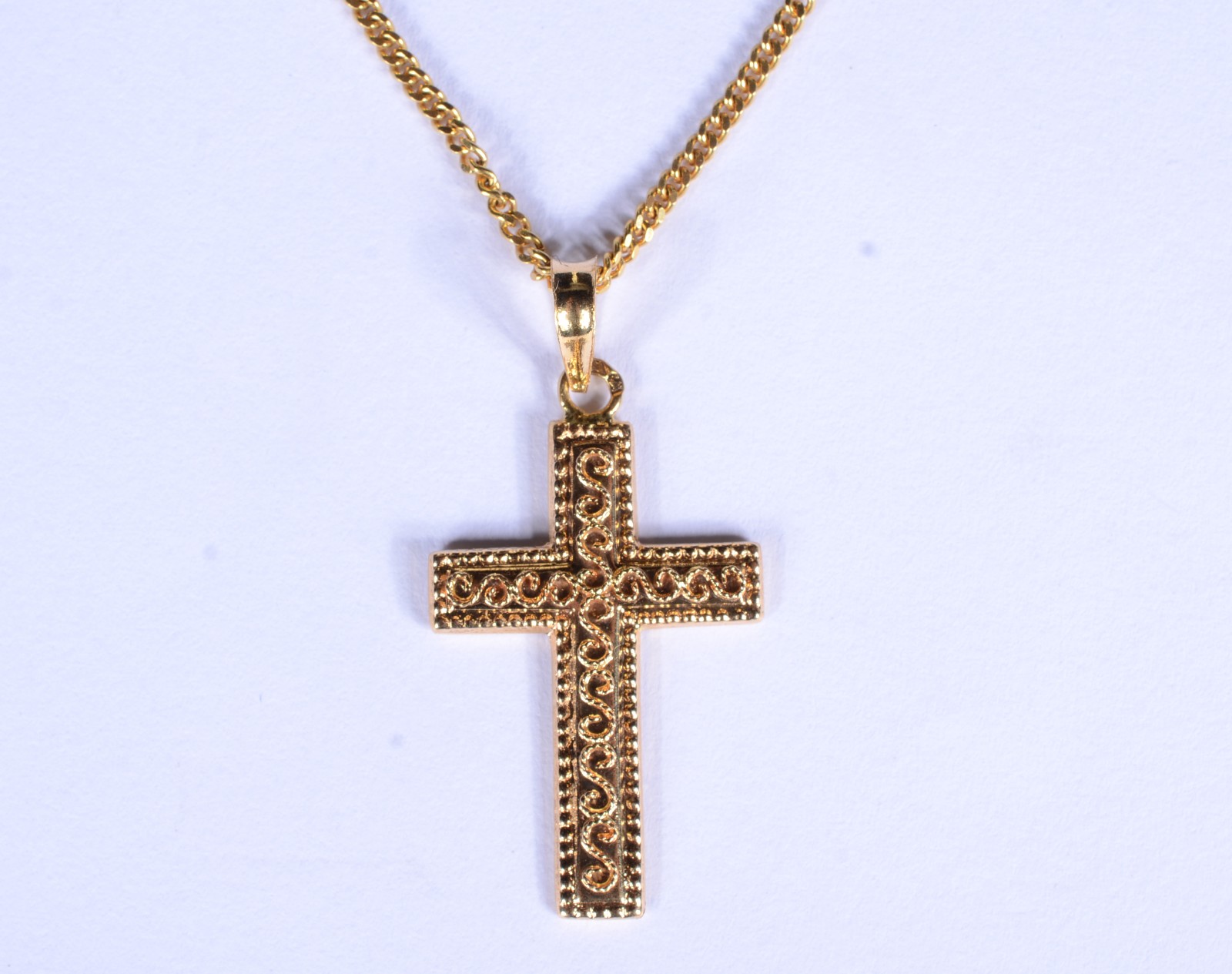 Colar de ouro 18 k., contraste 750 feitio Grumet com crucifixo. (Por... - foto 1 de 9