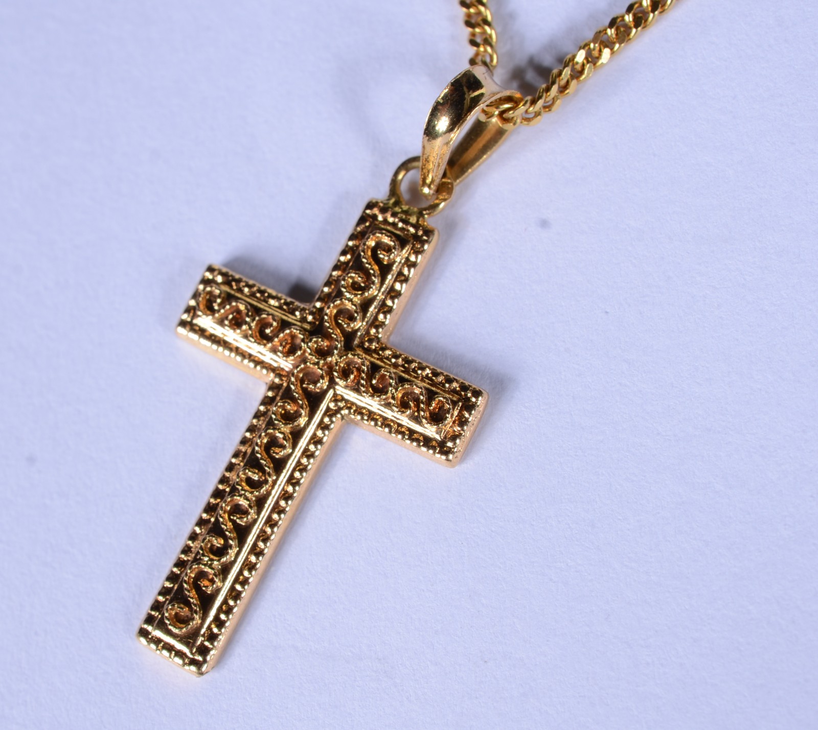 Colar de ouro 18 k., contraste 750 feitio Grumet com crucifixo. (Por... - foto 3 de 9