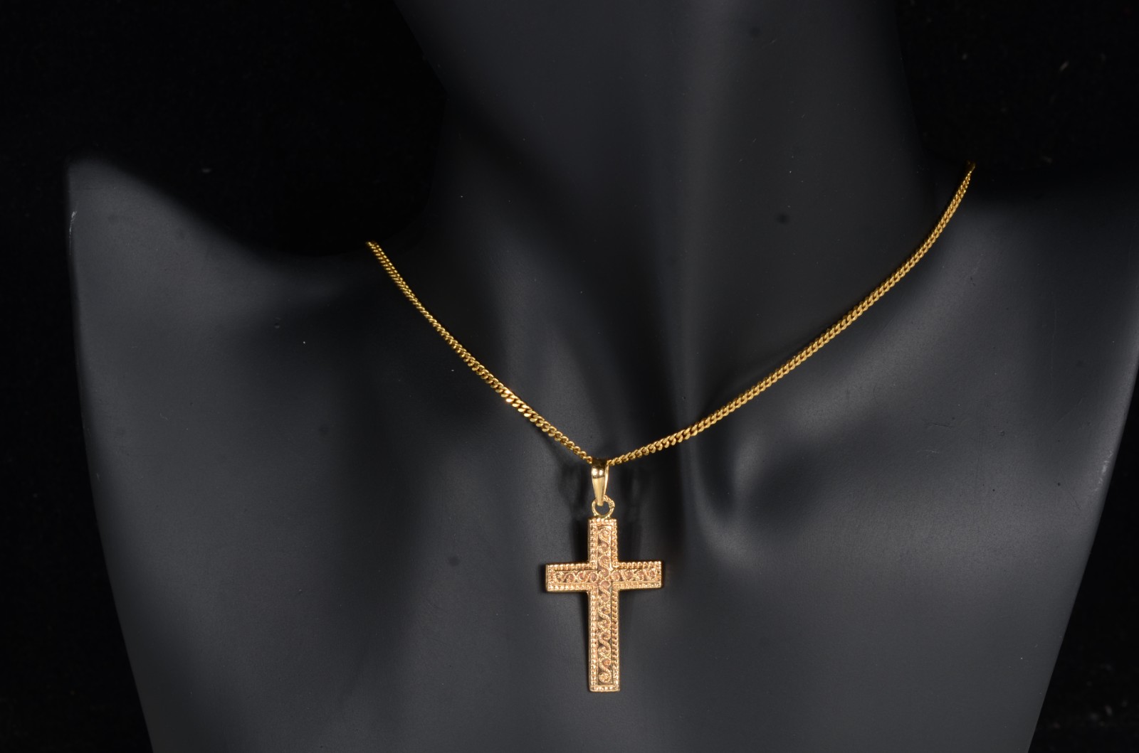 Colar de ouro 18 k., contraste 750 feitio Grumet com crucifixo. (Por... - foto 6 de 9