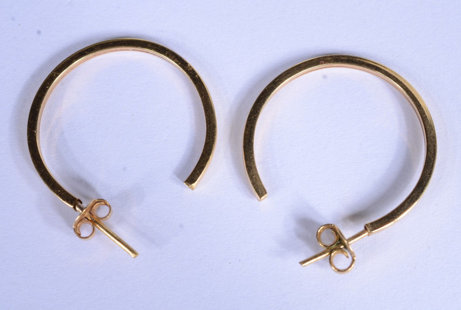 Par de argolas de ouro 18 k., contraste 750. (Por motivos de... - foto 2 de 5