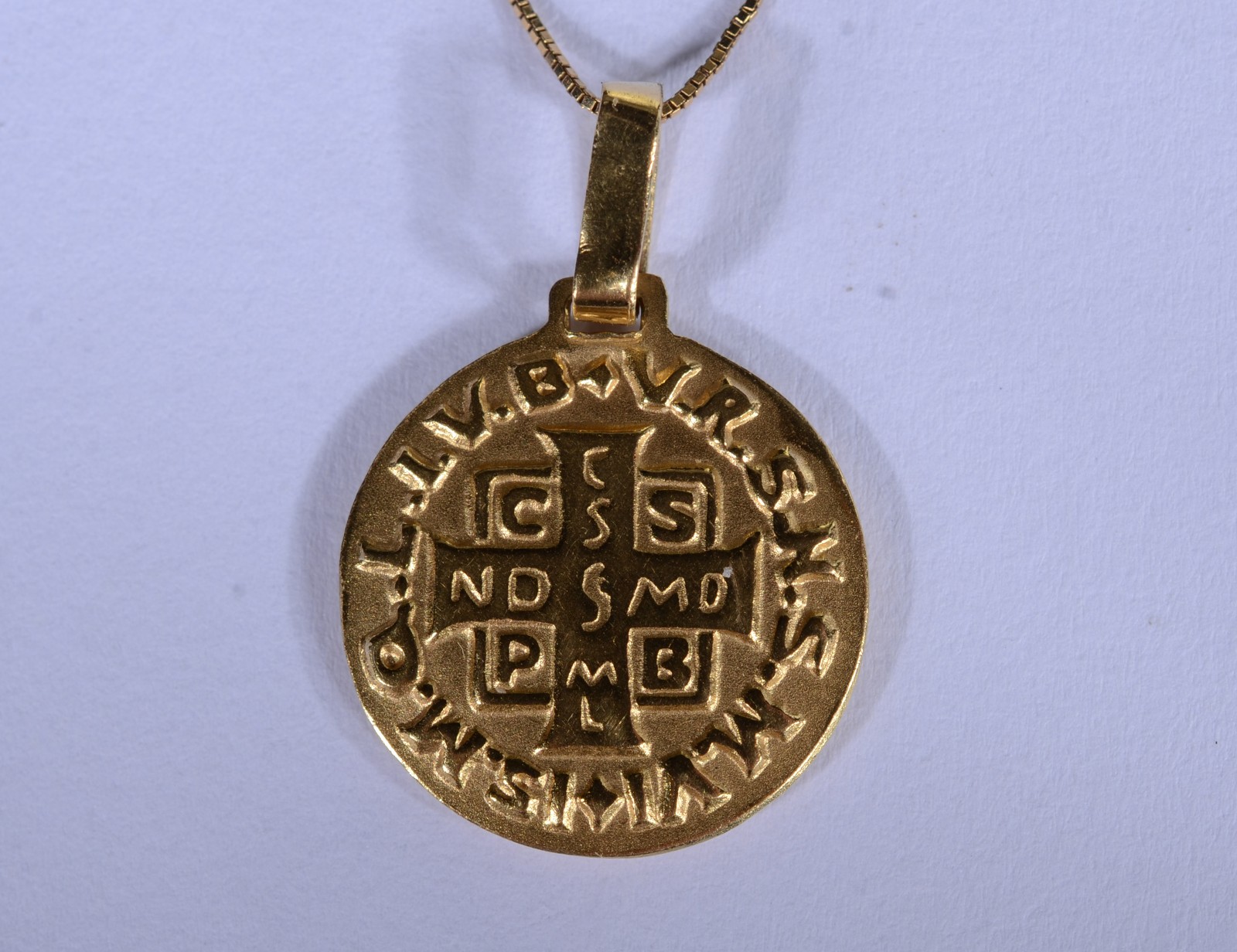 Colar de ouro 18 k., contraste 750 com pendente de São Bento. (Por... - foto 1 de 7