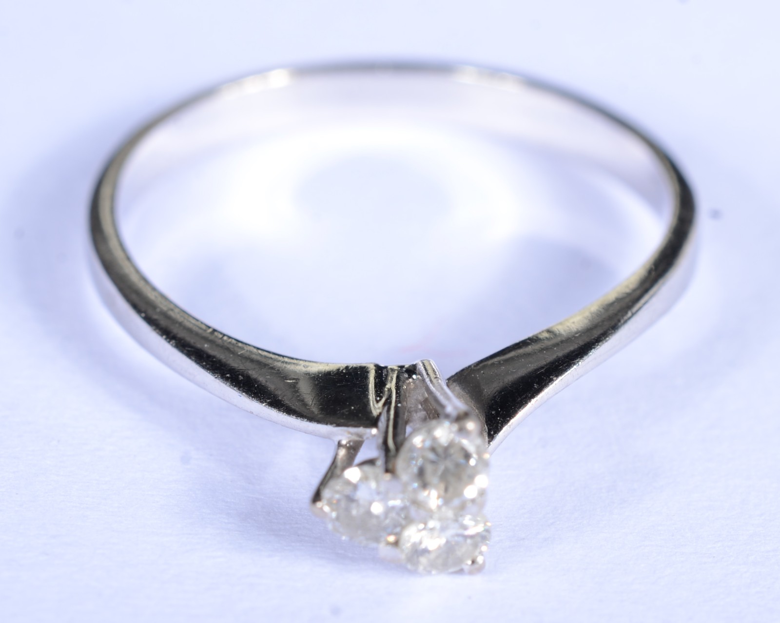 Solitário de ouro branco com 3 brilhantes de 0,05 ct, total ct 0,15... - foto 1 de 7