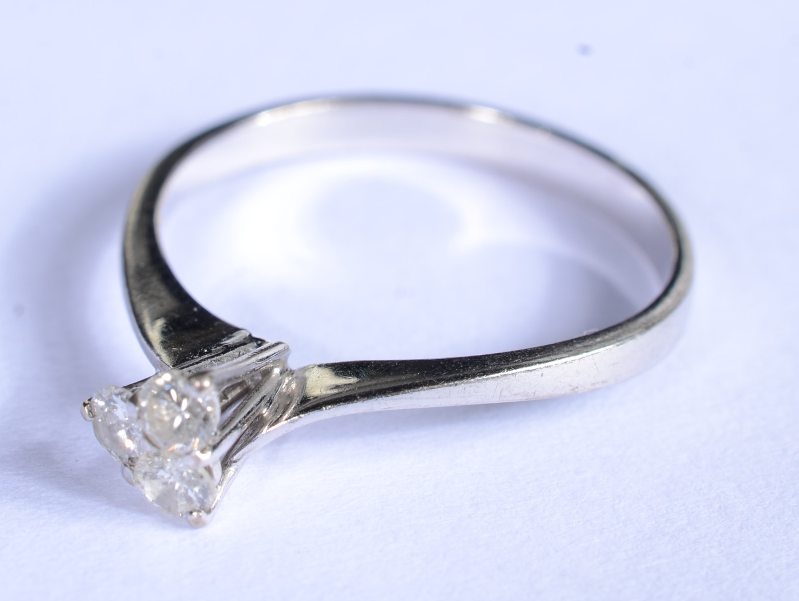 Solitário de ouro branco com 3 brilhantes de 0,05 ct, total ct 0,15... - foto 2 de 7
