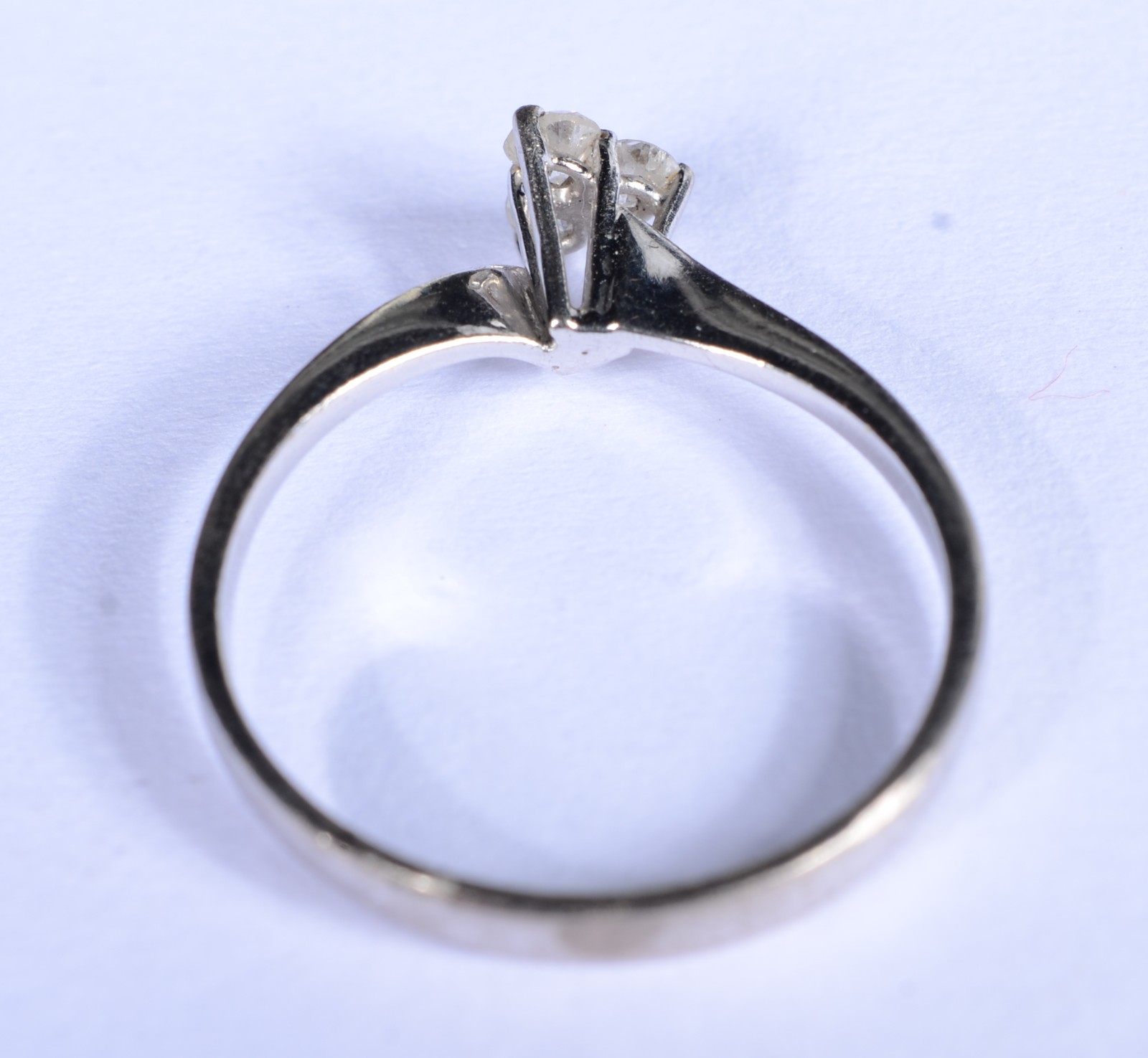 Solitário de ouro branco com 3 brilhantes de 0,05 ct, total ct 0,15... - foto 3 de 7