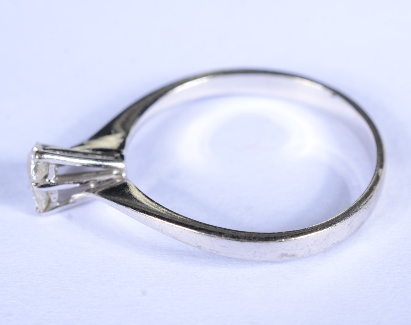 Solitário de ouro branco com 3 brilhantes de 0,05 ct, total ct 0,15... - foto 4 de 7