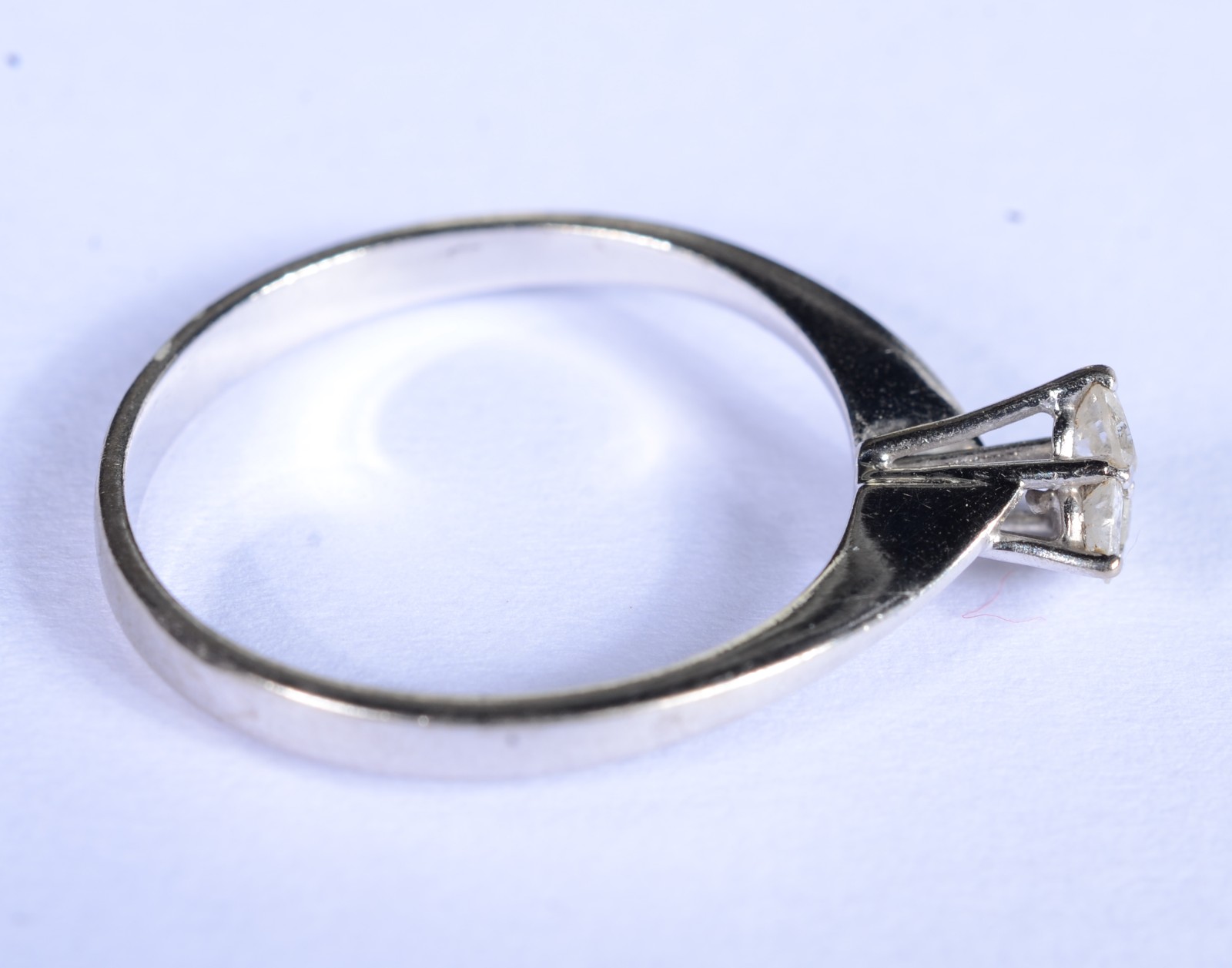 Solitário de ouro branco com 3 brilhantes de 0,05 ct, total ct 0,15... - foto 5 de 7