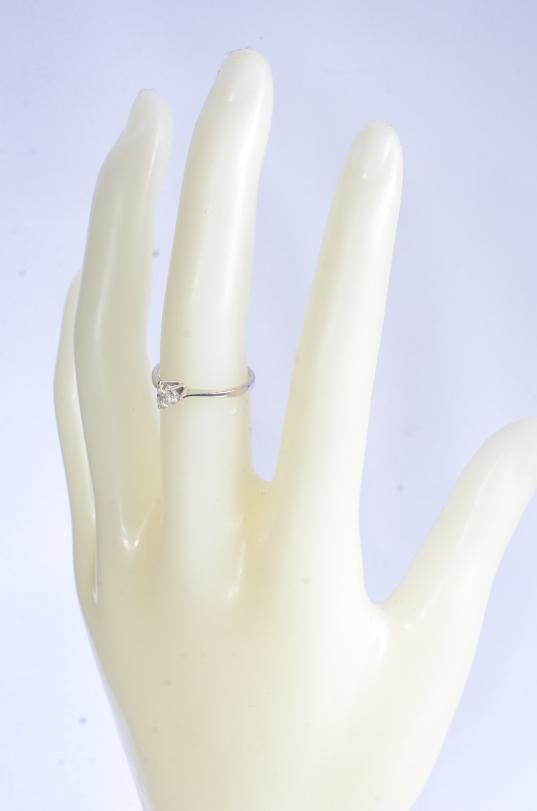 Solitário de ouro branco com 3 brilhantes de 0,05 ct, total ct 0,15... - foto 6 de 7