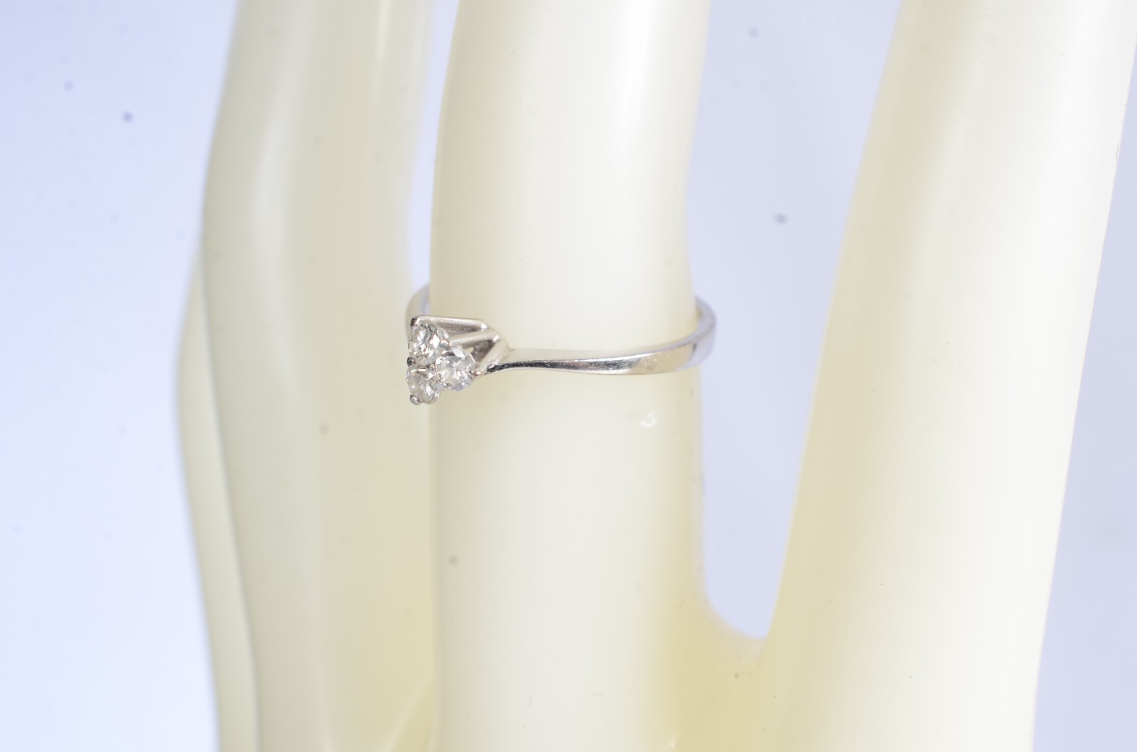 Solitário de ouro branco com 3 brilhantes de 0,05 ct, total ct 0,15... - foto 7 de 7