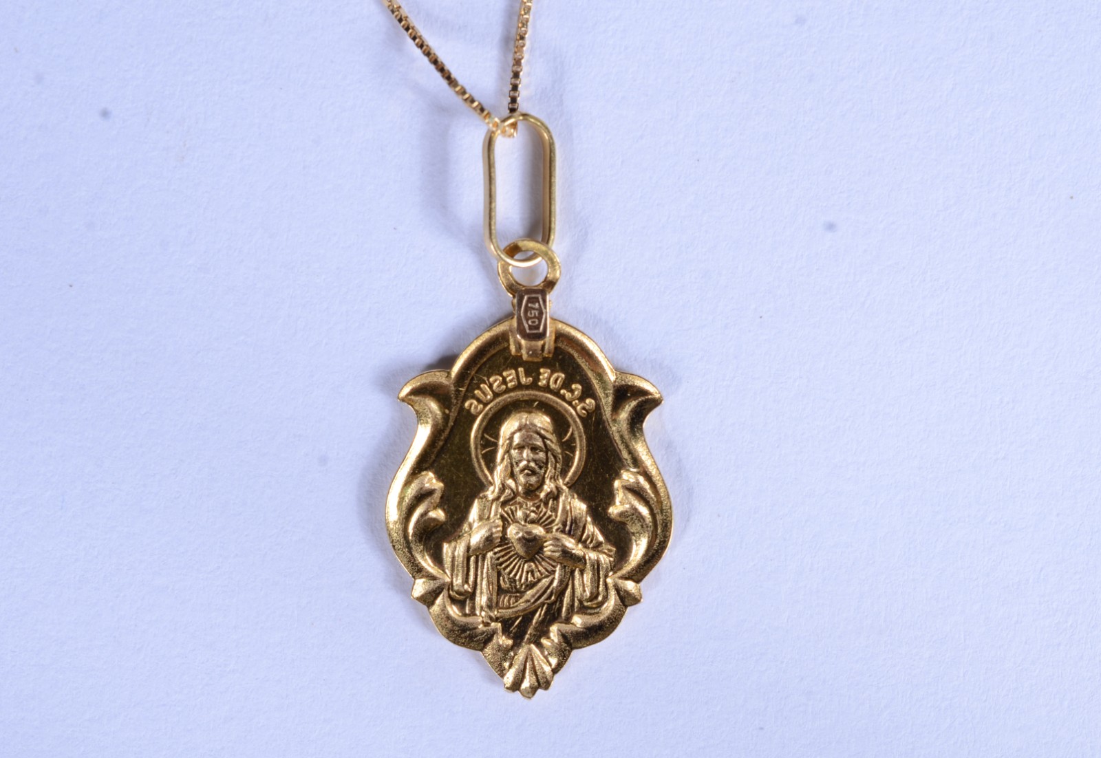 Colar de ouro 18 k., contraste 750 com pendente Sacro. (Por motivos... - foto 1 de 7
