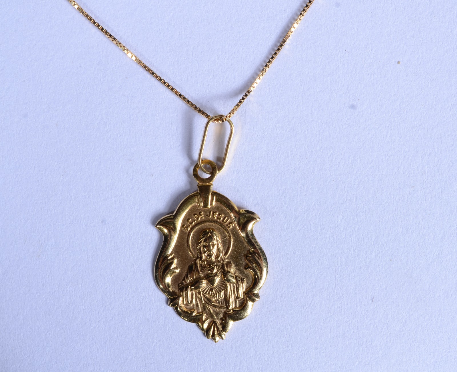 Colar de ouro 18 k., contraste 750 com pendente Sacro. (Por motivos... - foto 3 de 7