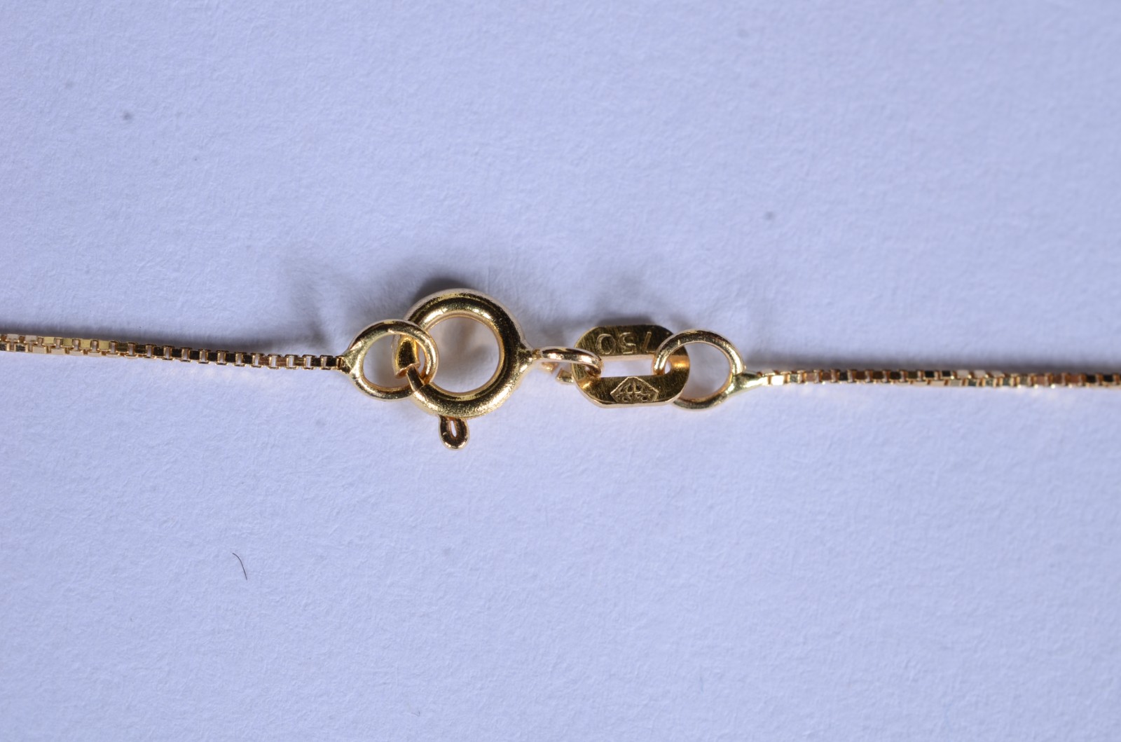 Colar de ouro 18 k., contraste 750 com pendente Sacro. (Por motivos... - foto 4 de 7