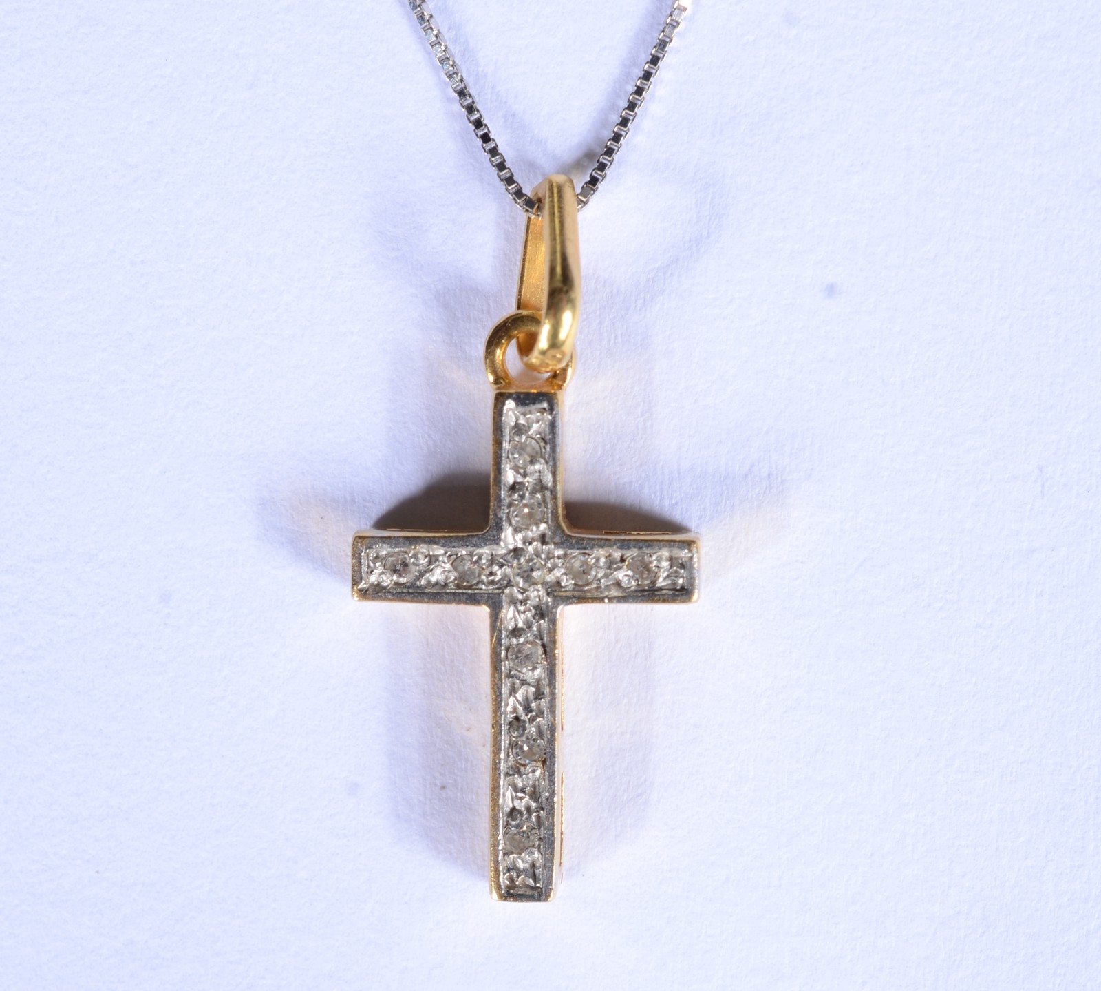 Colar de ouro branco com crucifixo de ouro 18 k. cravejado com... - foto 1 de 8