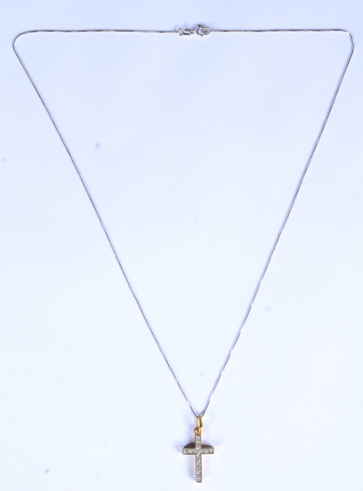 Colar de ouro branco com crucifixo de ouro 18 k. cravejado com... - foto 2 de 8