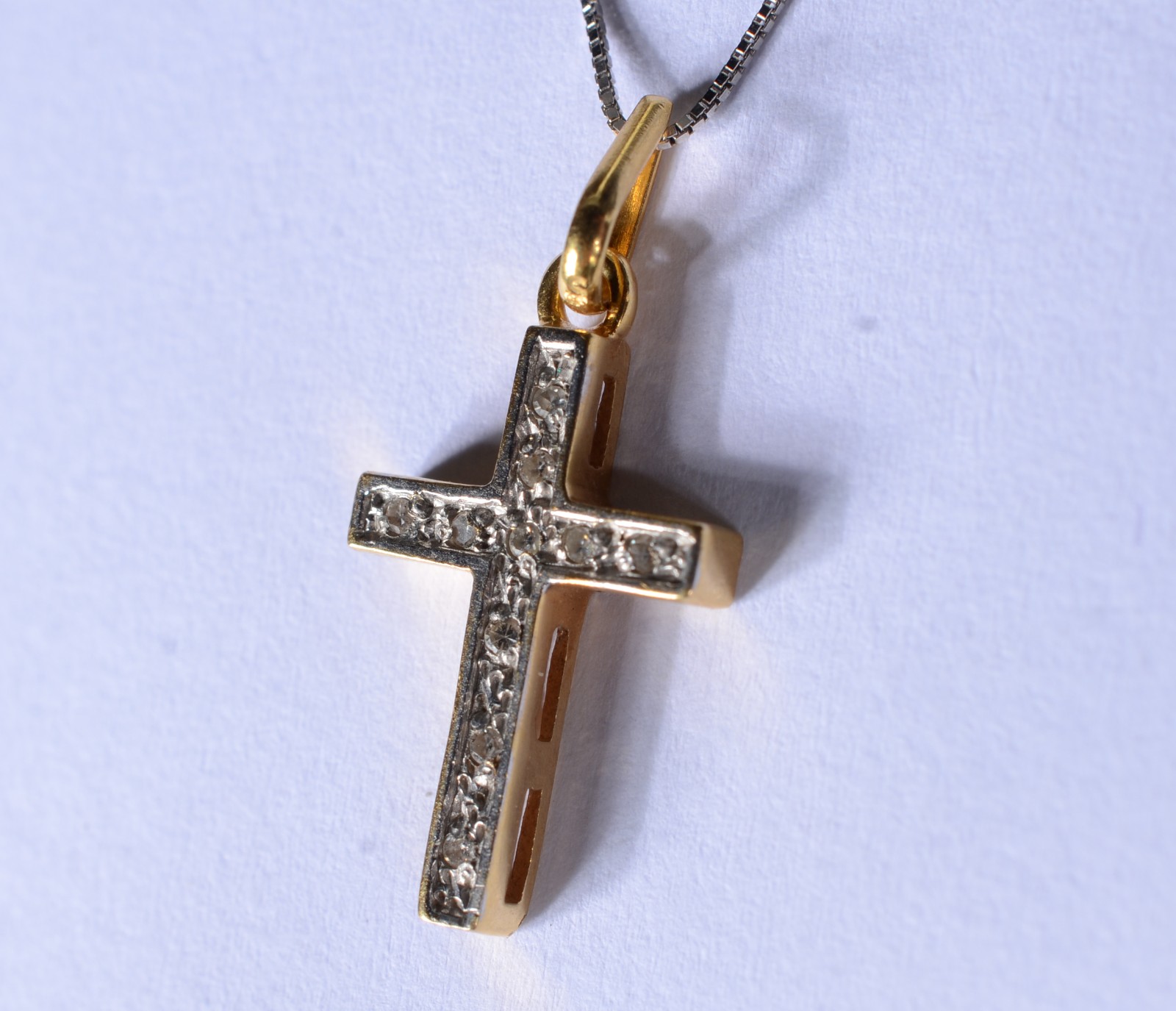 Colar de ouro branco com crucifixo de ouro 18 k. cravejado com... - foto 3 de 8