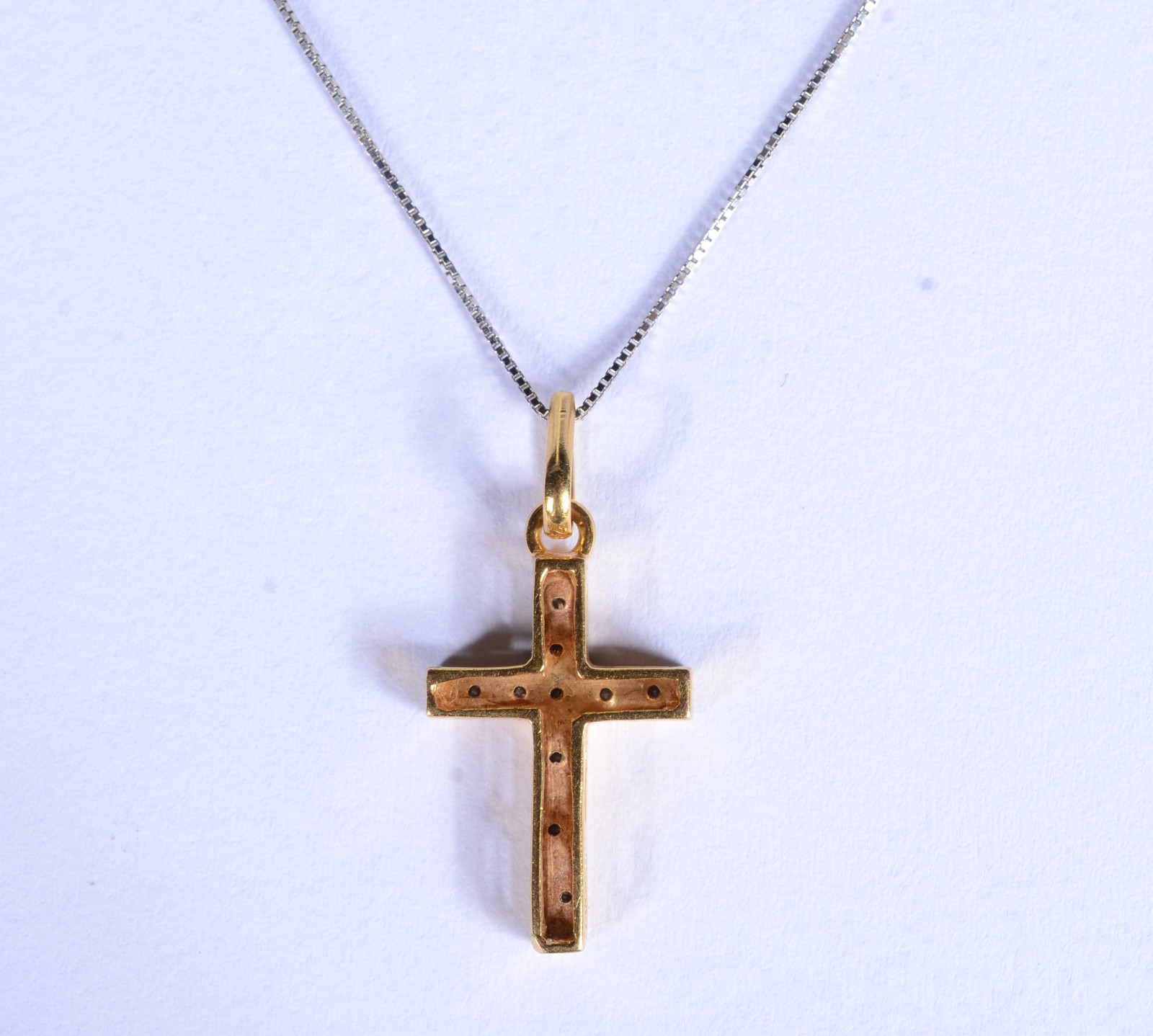 Colar de ouro branco com crucifixo de ouro 18 k. cravejado com... - foto 4 de 8