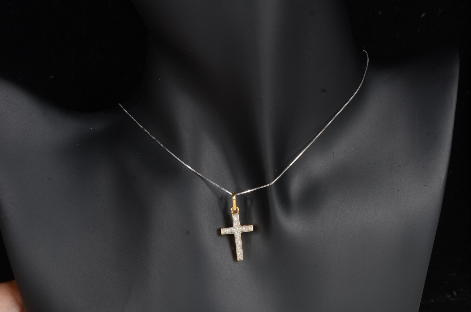 Colar de ouro branco com crucifixo de ouro 18 k. cravejado com... - foto 7 de 8