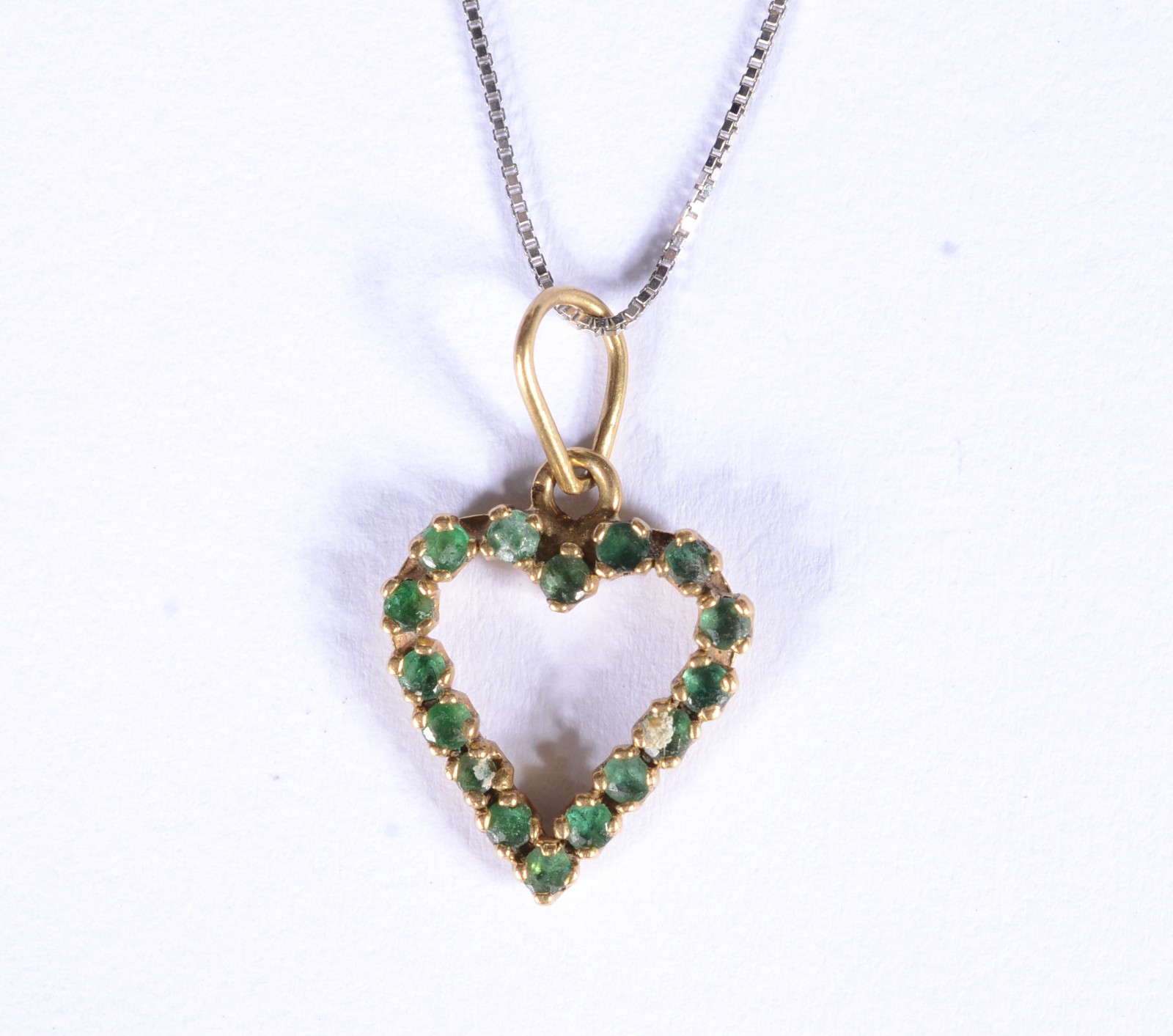 Colar de ouro 18 k. e ouro branco, esmeraldas e pendente feitio... - foto 1 de 9