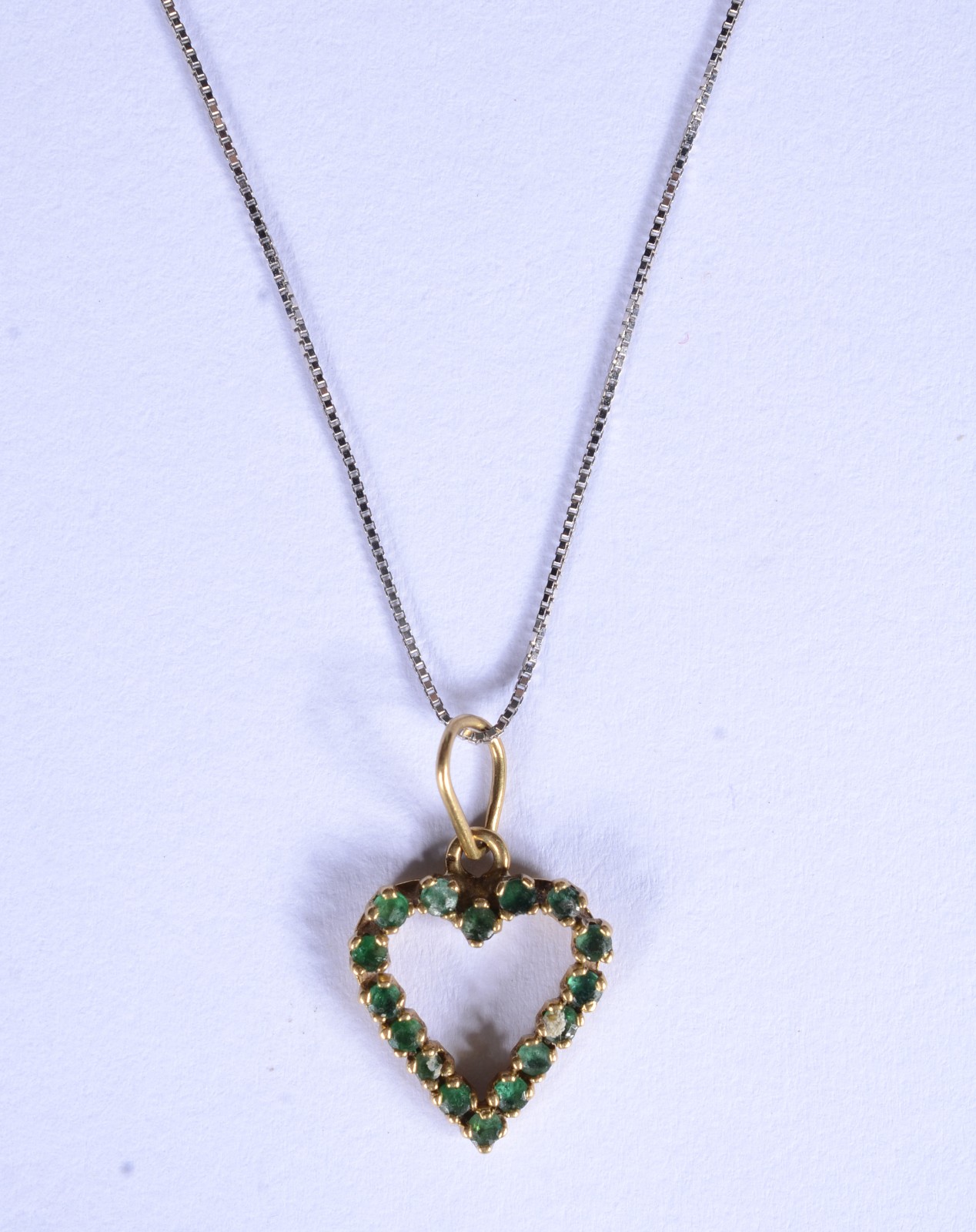 Colar de ouro 18 k. e ouro branco, esmeraldas e pendente feitio... - foto 3 de 9