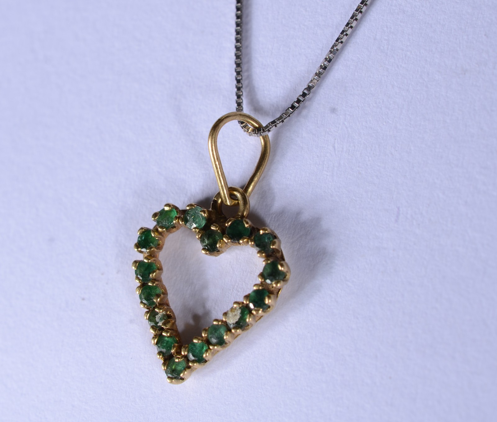 Colar de ouro 18 k. e ouro branco, esmeraldas e pendente feitio... - foto 4 de 9