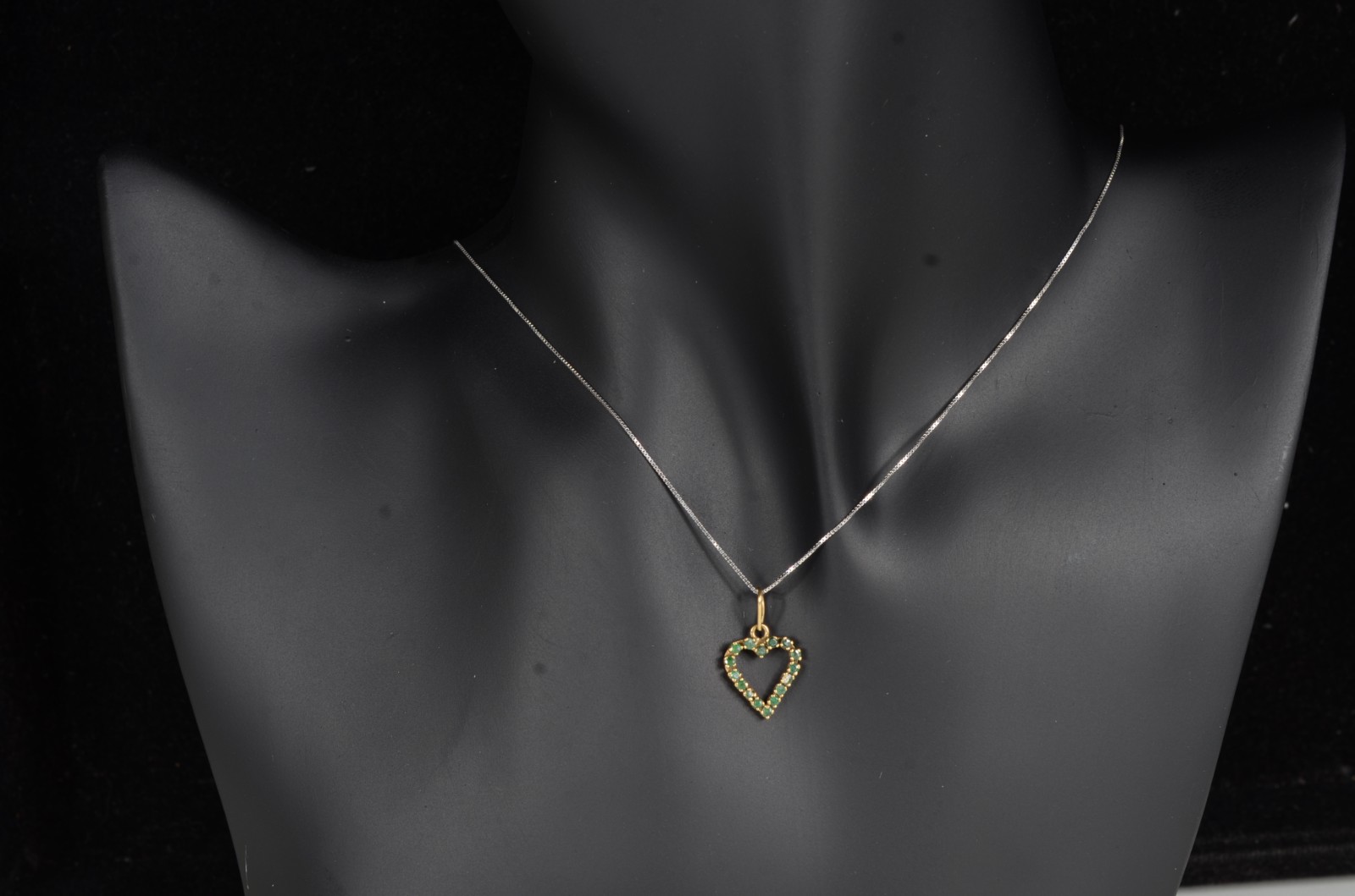 Colar de ouro 18 k. e ouro branco, esmeraldas e pendente feitio... - foto 9 de 9