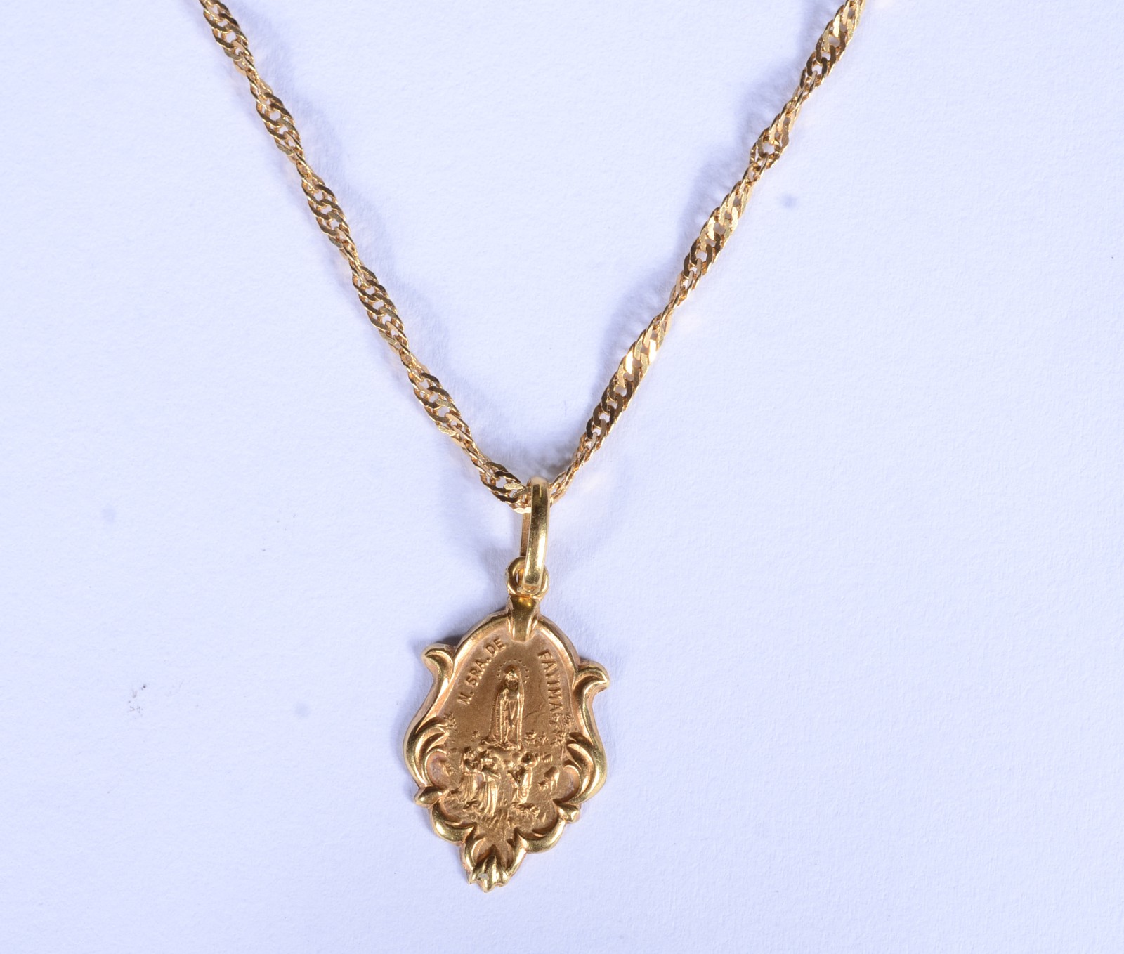 Colar de ouro 18 k., contraste 750 com pendente Sacro. (Por motivos... - foto 1 de 7