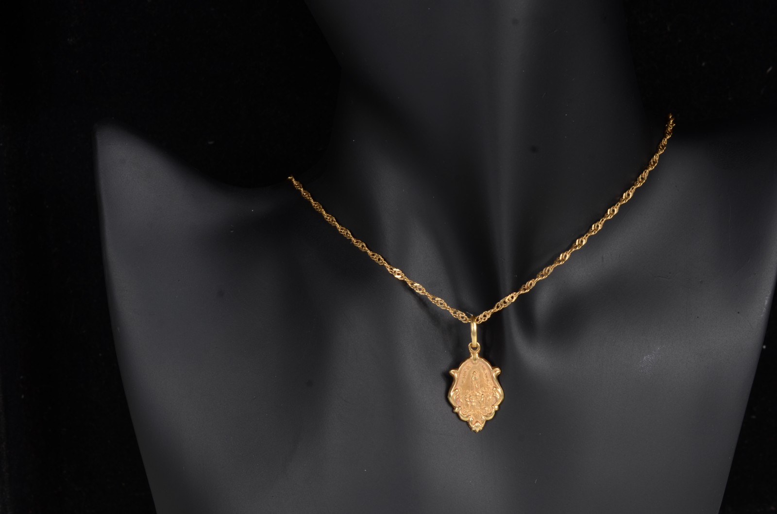 Colar de ouro 18 k., contraste 750 com pendente Sacro. (Por motivos... - foto 5 de 7