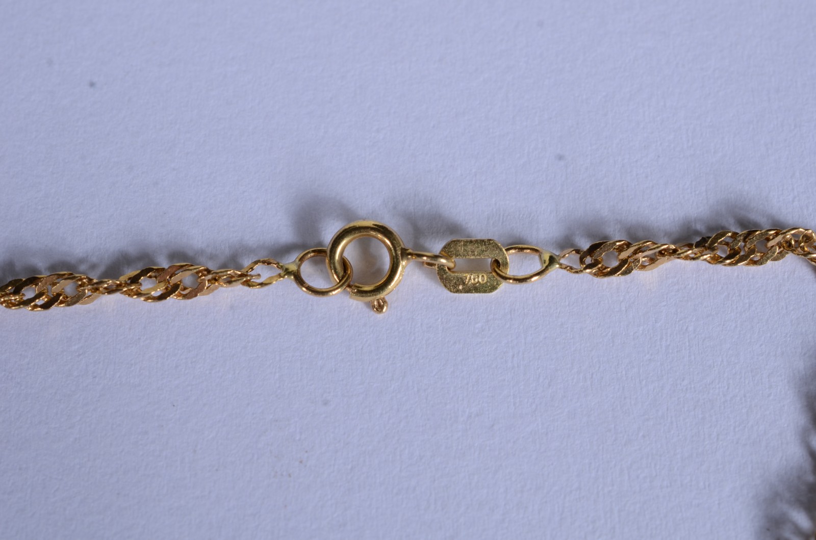 Colar de ouro 18 k., contraste 750 com pendente Sacro. (Por motivos... - foto 6 de 7