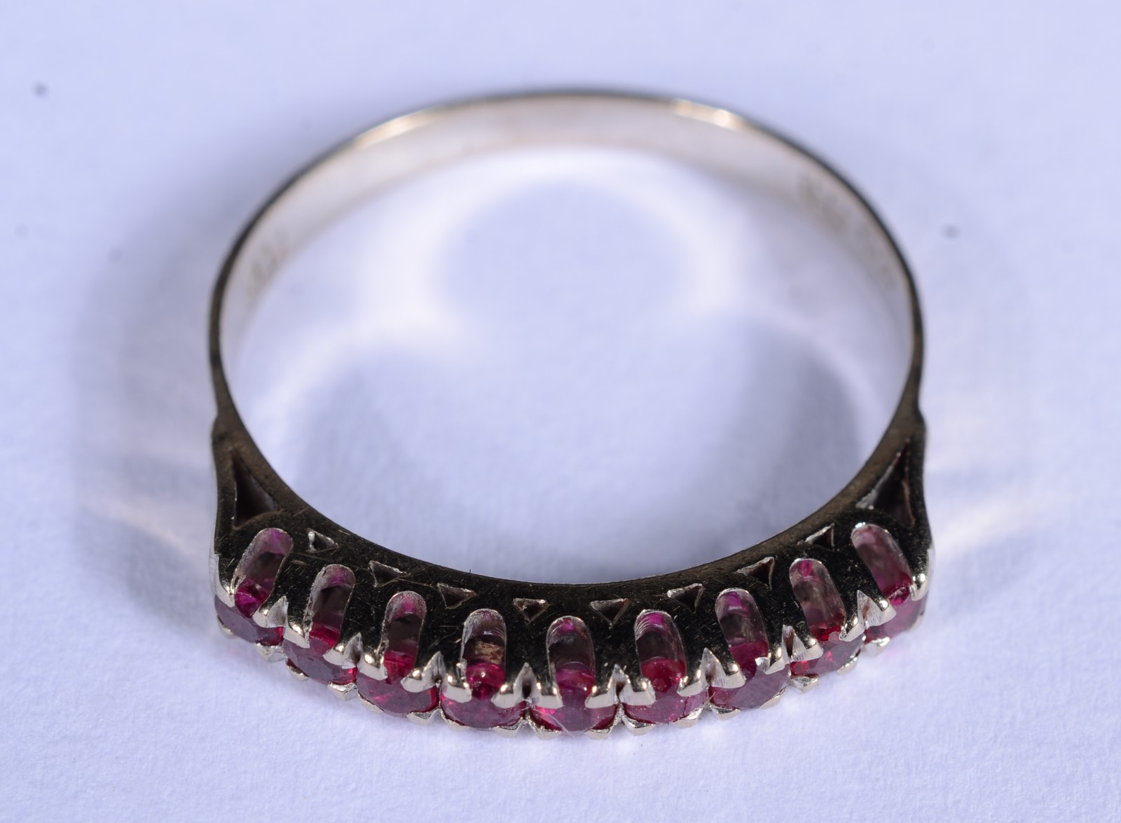 Anel de ouro branco cravejado com rubis, aro 17. (Por motivos de... - foto 2 de 9