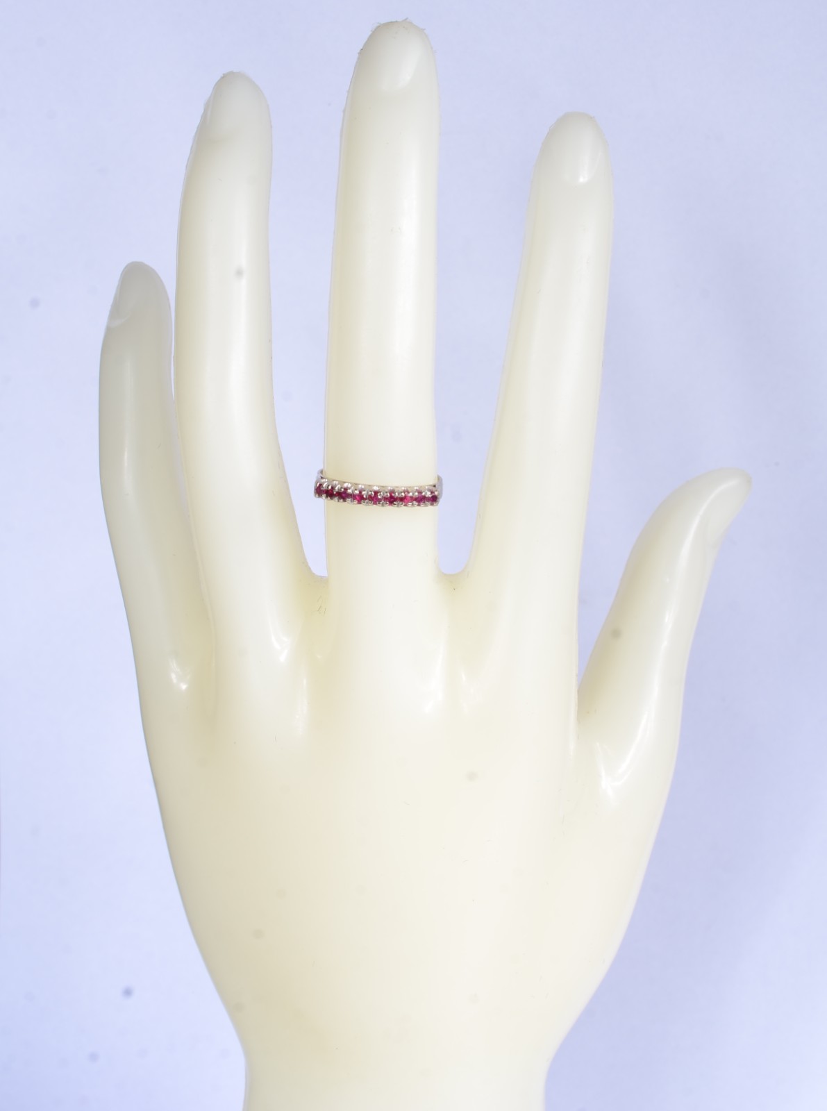 Anel de ouro branco cravejado com rubis, aro 17. (Por motivos de... - foto 8 de 9