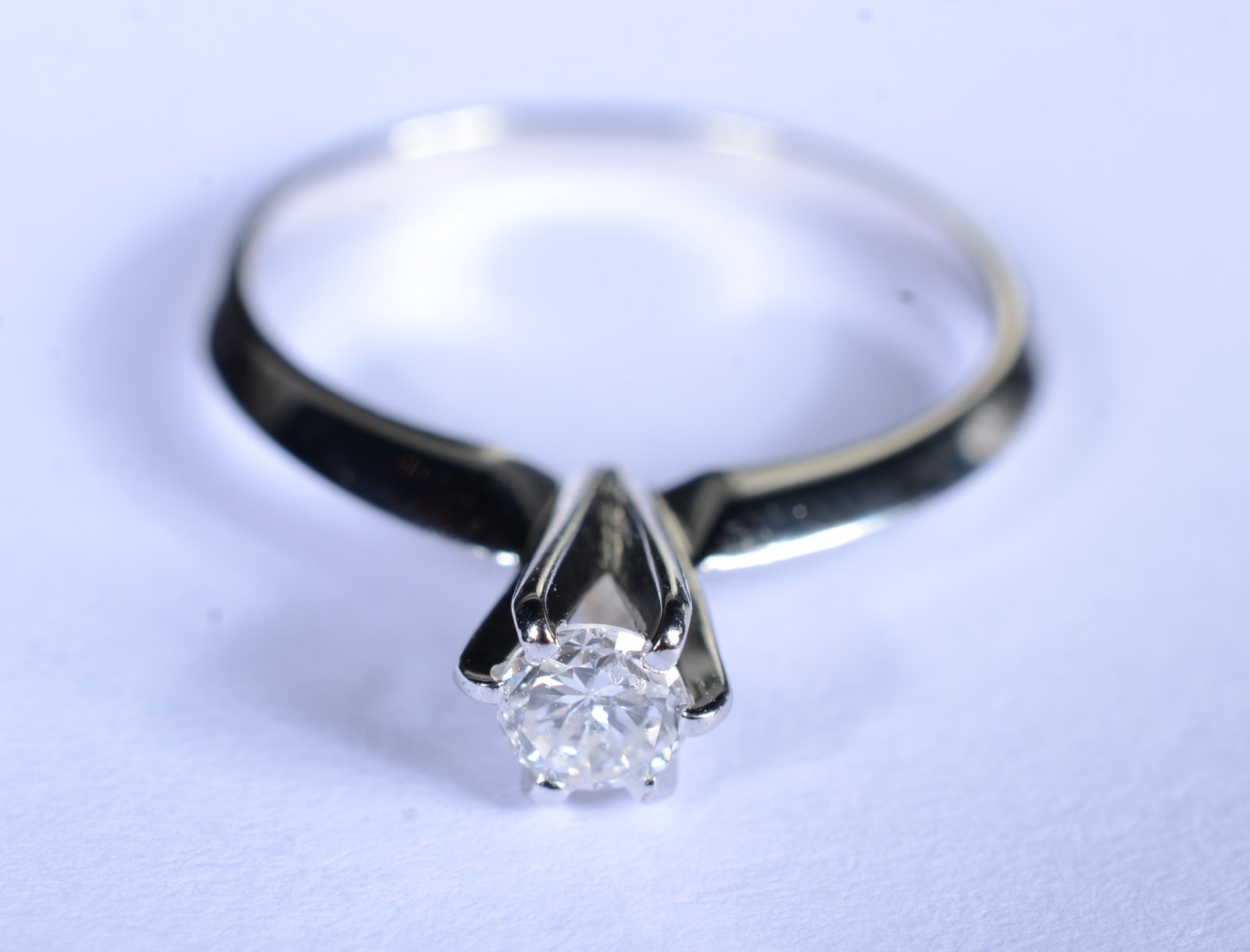 Solitário de ouro branco com um brilhante de 0,23 ct, aro 16. (Por... - foto 1 de 7