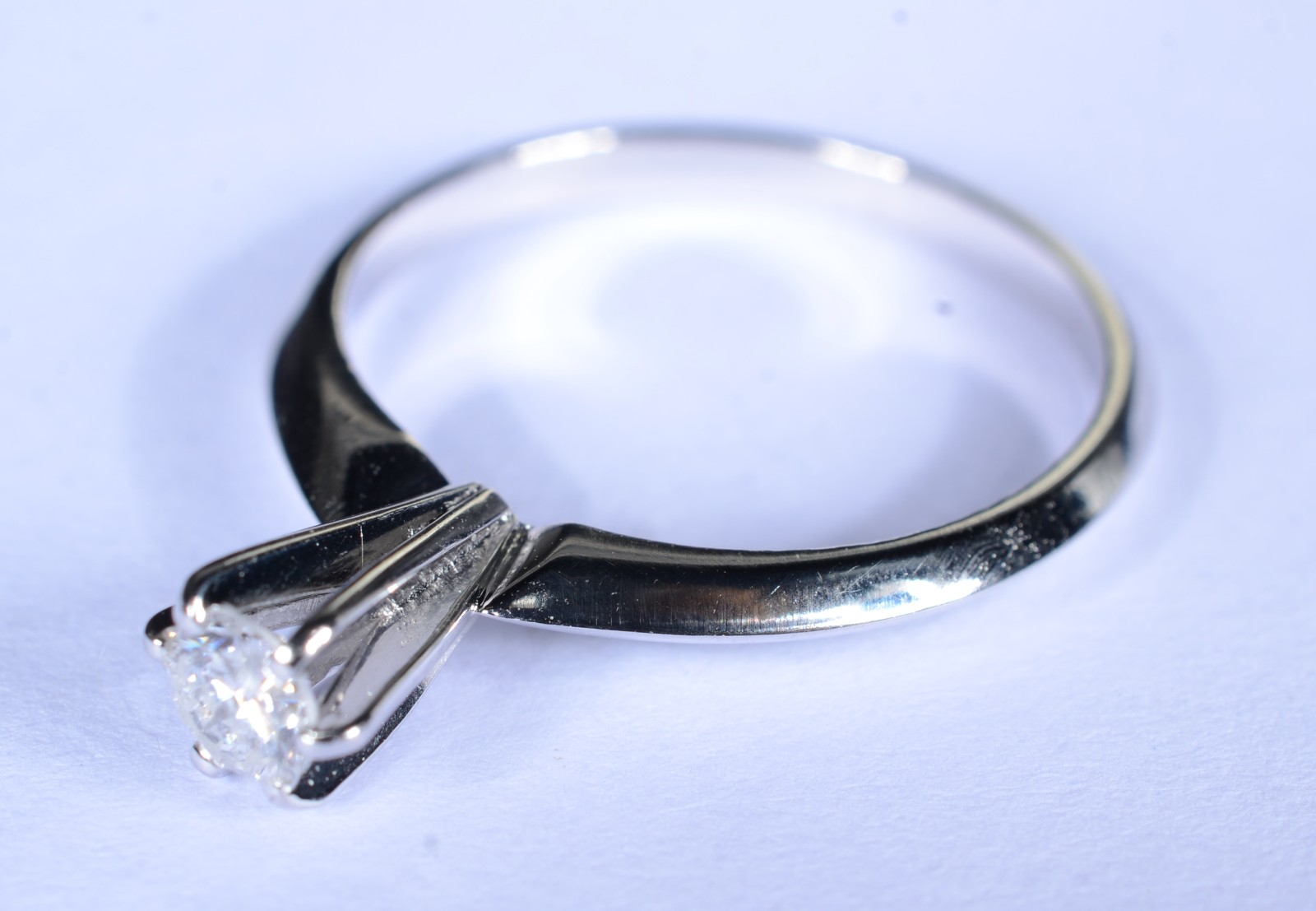 Solitário de ouro branco com um brilhante de 0,23 ct, aro 16. (Por... - foto 2 de 7