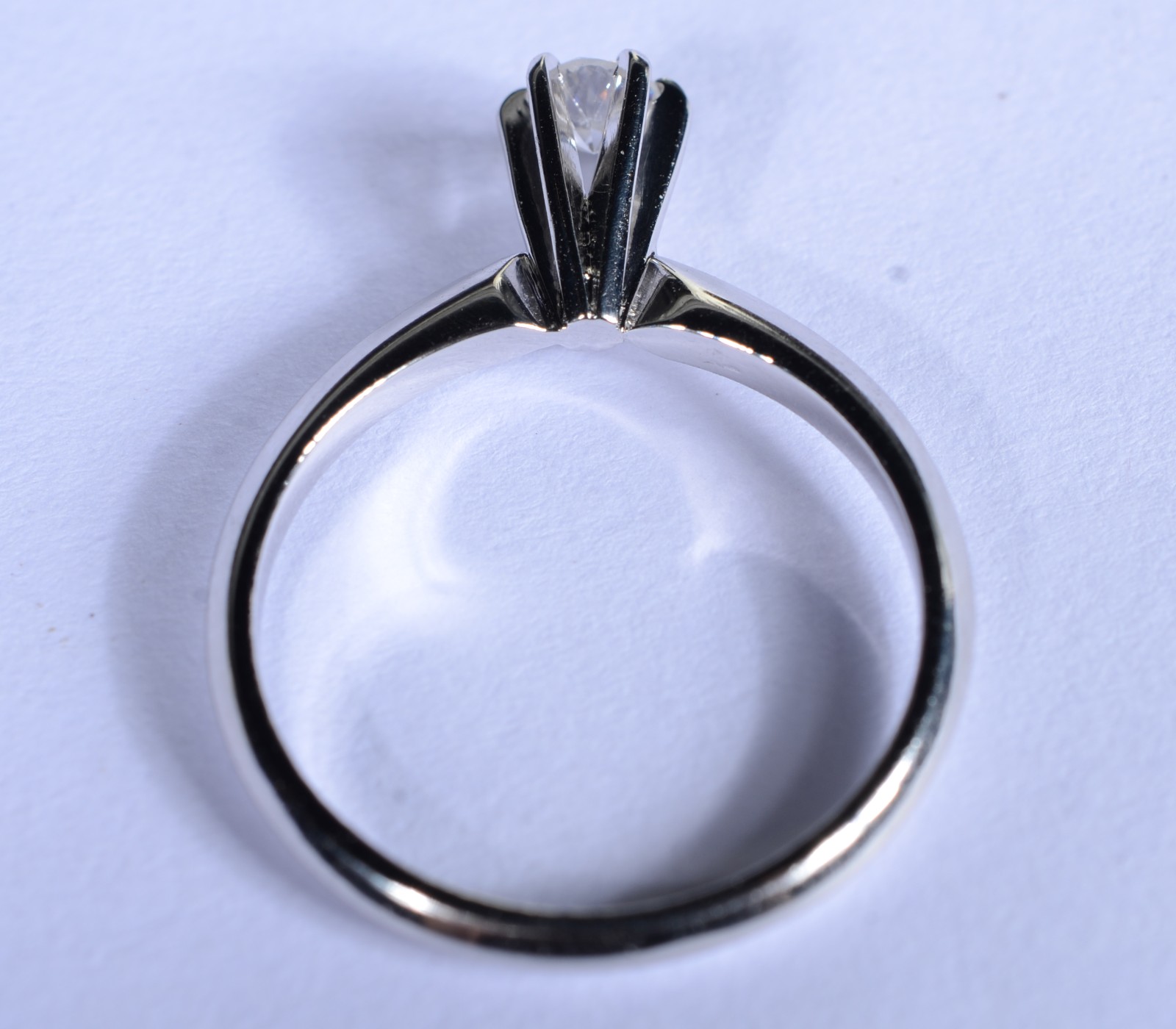 Solitário de ouro branco com um brilhante de 0,23 ct, aro 16. (Por... - foto 3 de 7