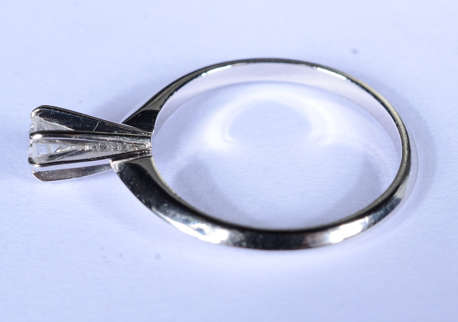 Solitário de ouro branco com um brilhante de 0,23 ct, aro 16. (Por... - foto 4 de 7