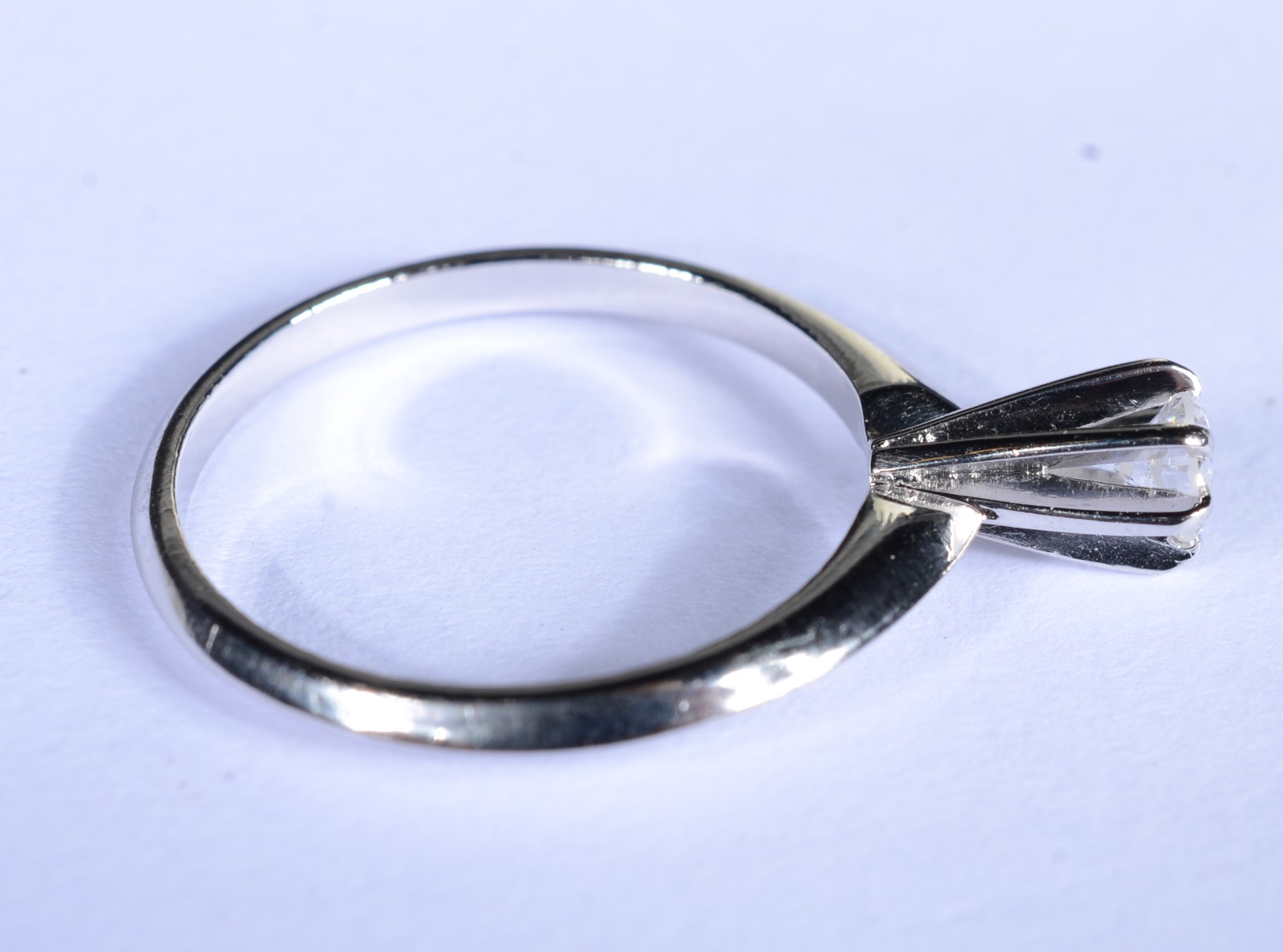 Solitário de ouro branco com um brilhante de 0,23 ct, aro 16. (Por... - foto 5 de 7