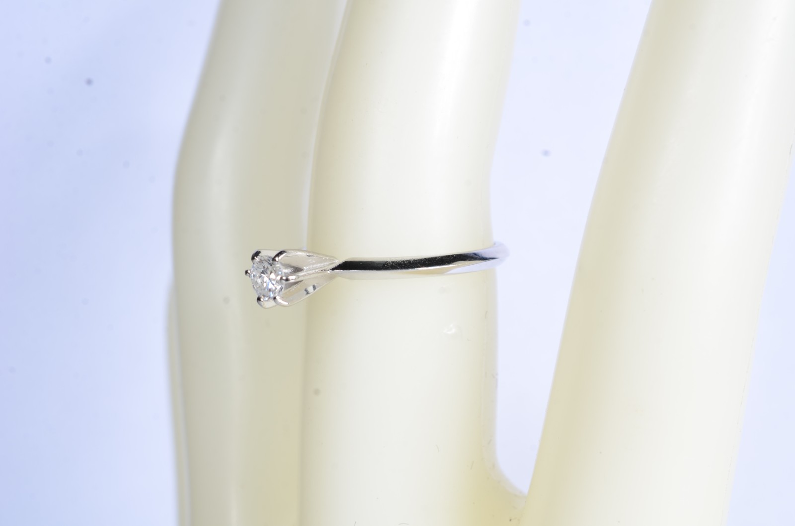 Solitário de ouro branco com um brilhante de 0,23 ct, aro 16. (Por... - foto 6 de 7