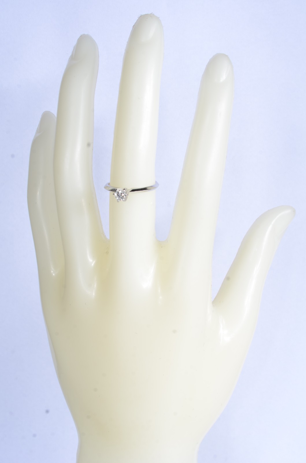 Solitário de ouro branco com um brilhante de 0,23 ct, aro 16. (Por... - foto 7 de 7