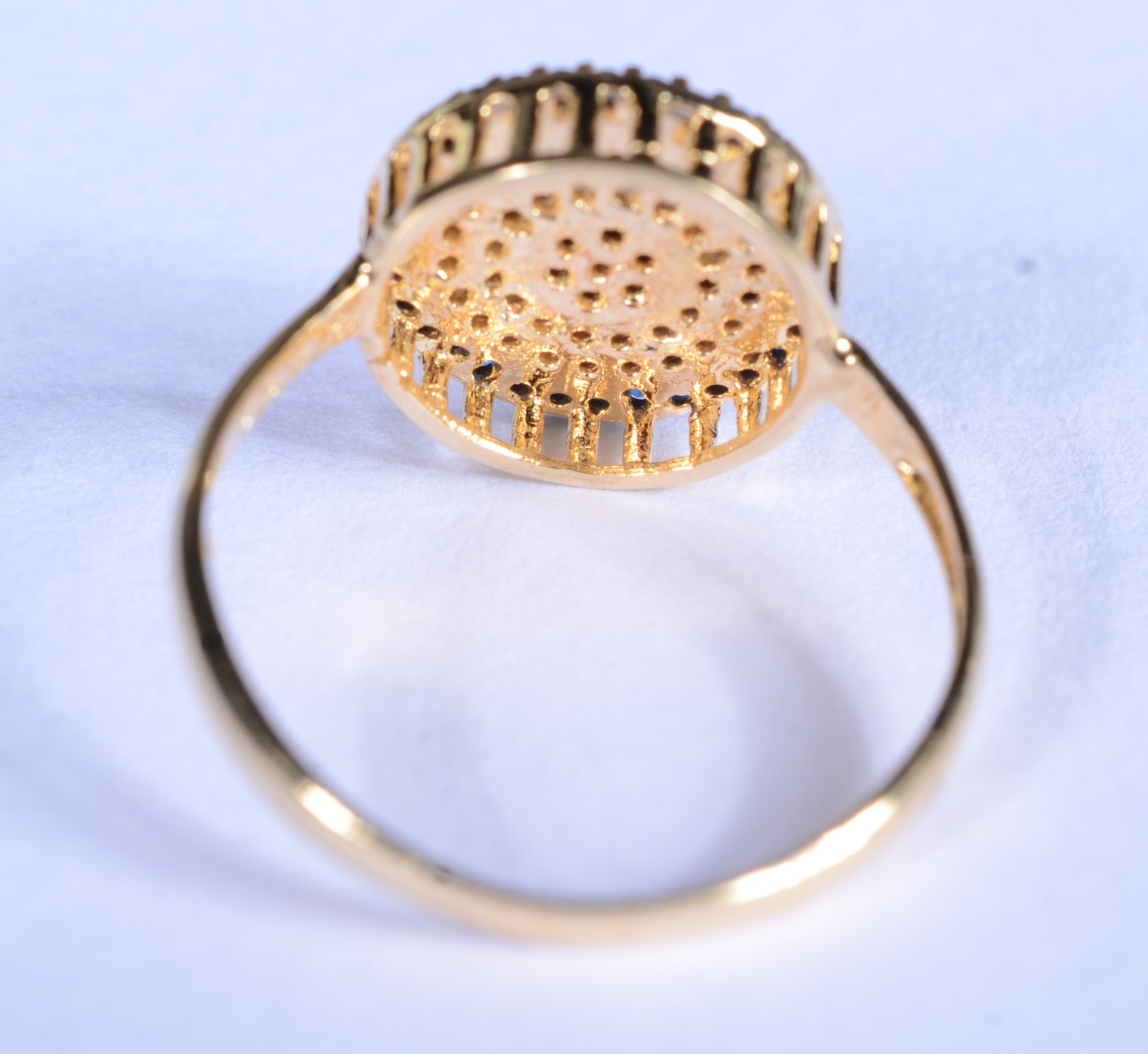 Anel de ouro 18 k., contraste 750 cravejado com safiras azuis, aro... - foto 3 de 7
