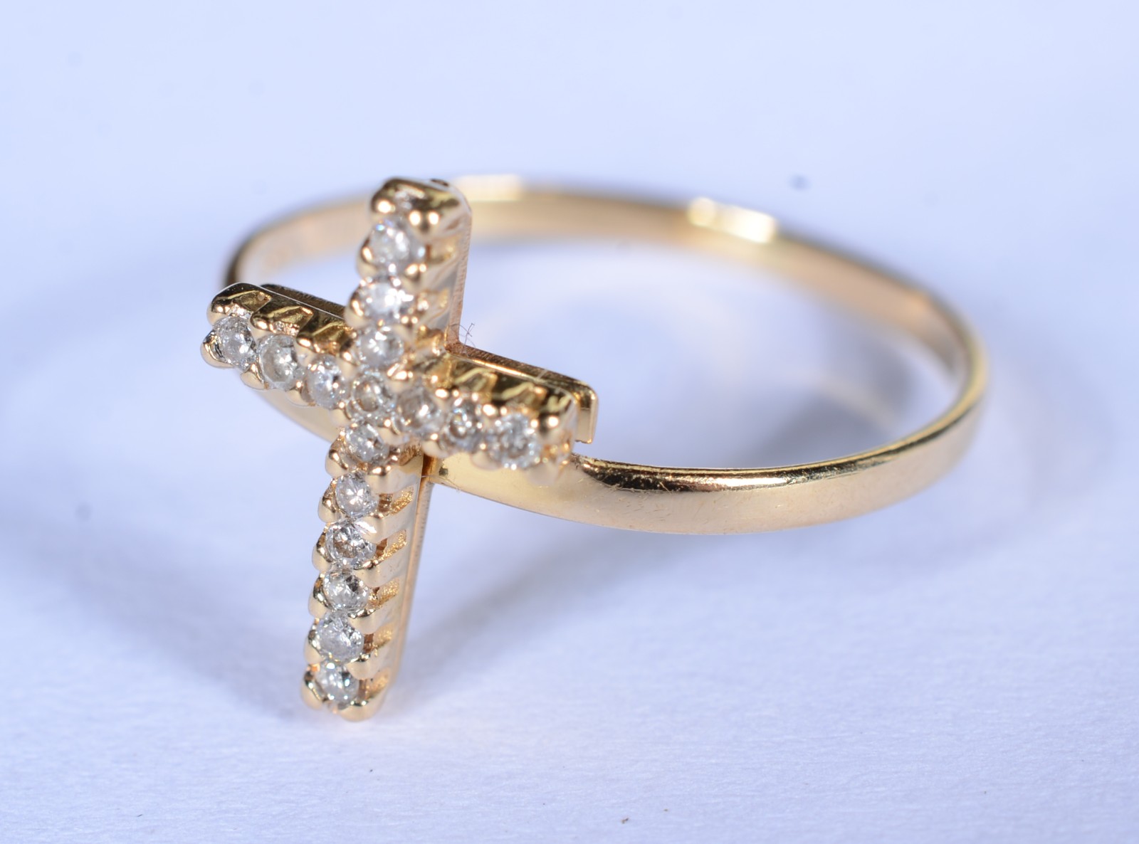 Anel de ouro 18 k., contraste 750 com cruz cravejada de brilhantes... - foto 2 de 7