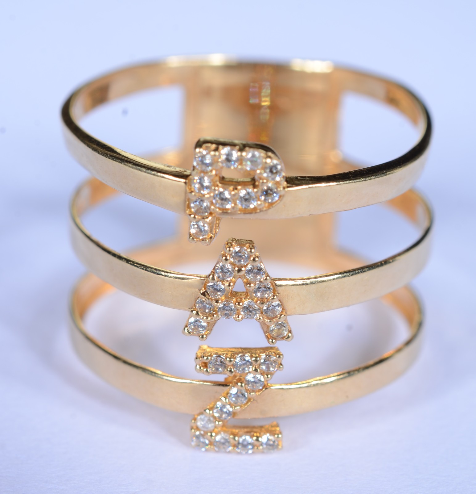 Anel de ouro 18 k., contraste 750 de 3 aros com a palavra "Paz"... - foto 1 de 7