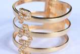 Anel de ouro 18 k., contraste 750 de 3 aros com... - Anel de ouro 18 k., contraste 750 de 3 aros com a palavra "Paz" cravejada de brilhantes, aro 20. (Por motivos de segurança a peça não se encontr...