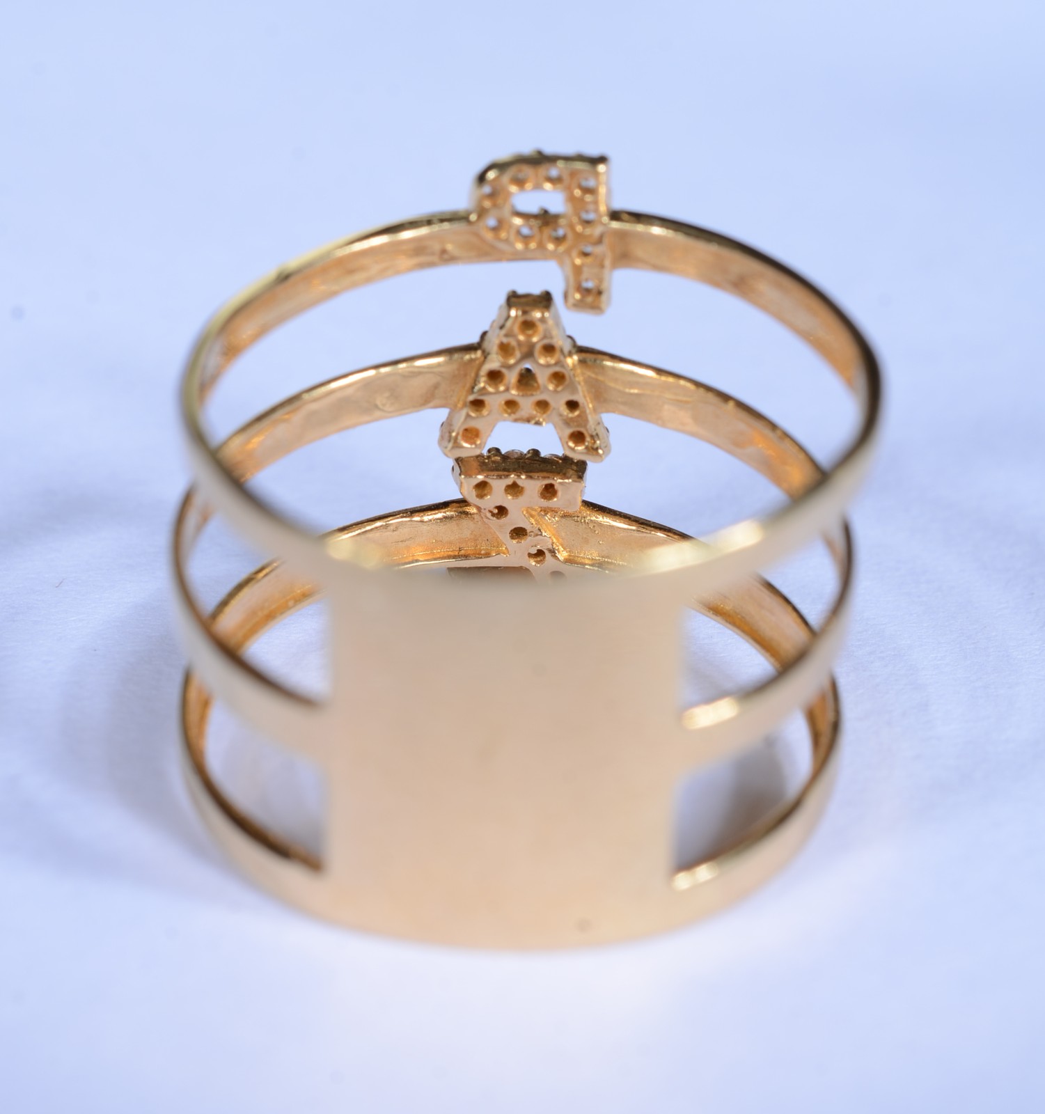 Anel de ouro 18 k., contraste 750 de 3 aros com a palavra "Paz"... - foto 4 de 7