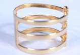 Anel de ouro 18 k., contraste 750 de 3 aros com... - Anel de ouro 18 k., contraste 750 de 3 aros com a palavra "Paz" cravejada de brilhantes, aro 20. (Por motivos de segurança a peça não se encontr...