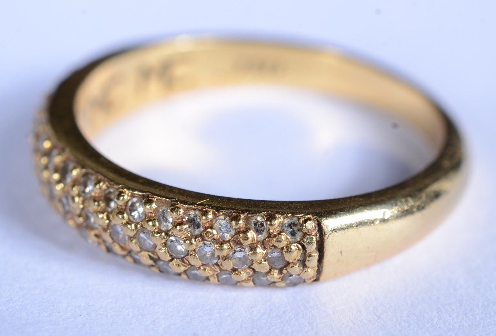 Anel de ouro 18 k., contraste 750 cravejado com brilhantes, aro 12... - foto 4 de 8
