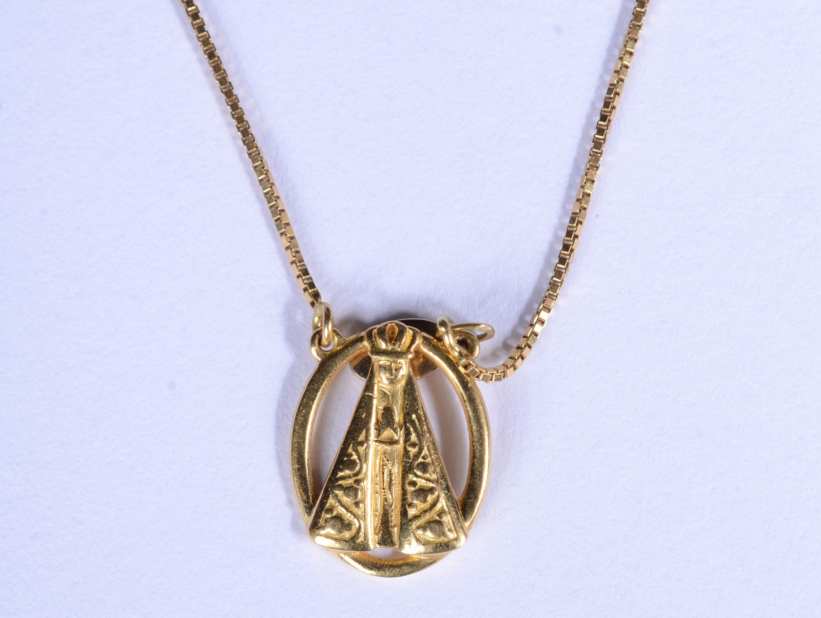 Colar de ouro 18 k., contraste 750 com pendente de Nossa Senhora... - foto 1 de 8