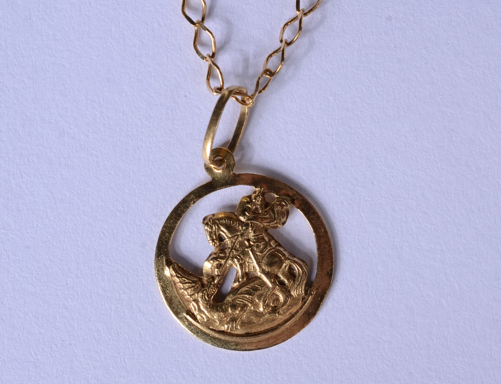 Colar de ouro 18 k., contraste 750 com pendente de São Jorge. (Por... - foto 1 de 7