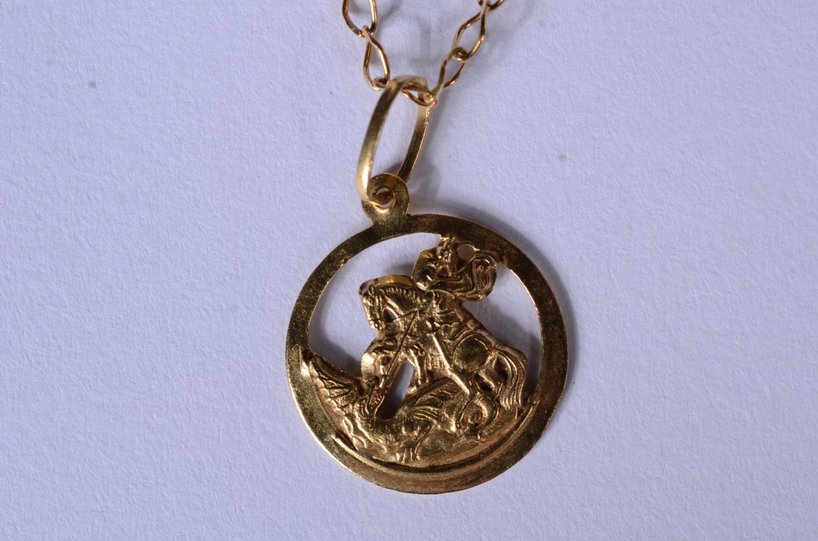 Colar de ouro 18 k., contraste 750 com pendente de São Jorge. (Por... - foto 3 de 7