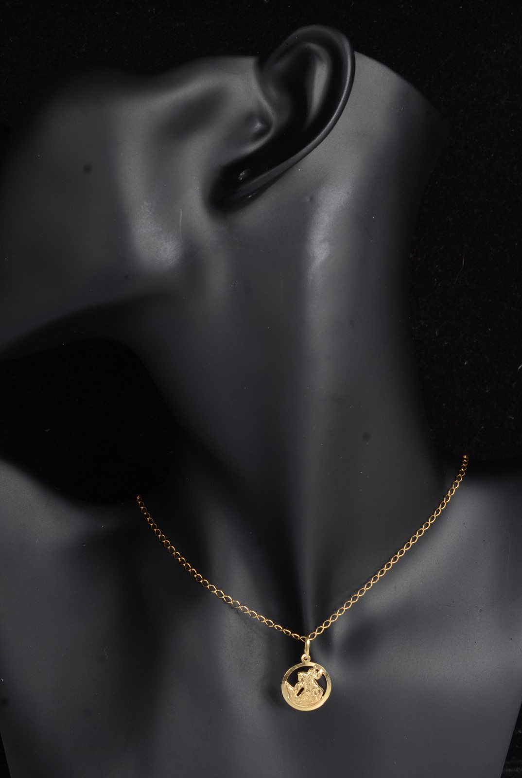 Colar de ouro 18 k., contraste 750 com pendente de São Jorge. (Por... - foto 6 de 7
