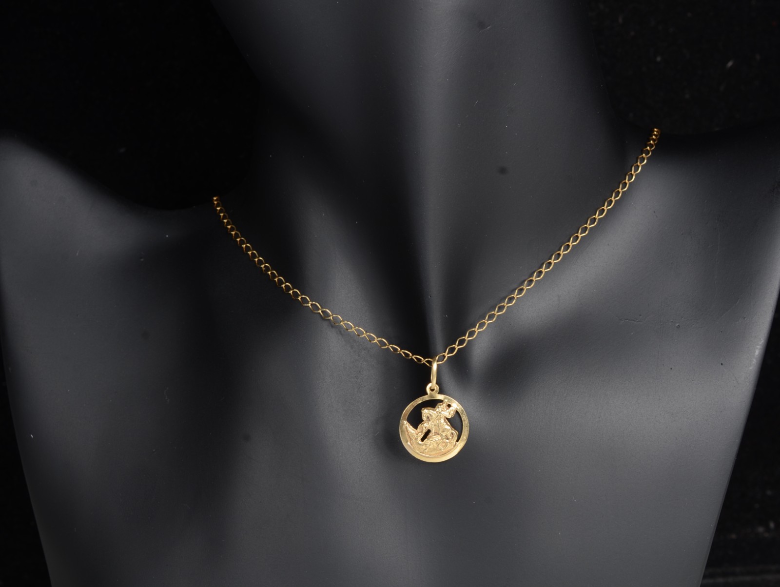 Colar de ouro 18 k., contraste 750 com pendente de São Jorge. (Por... - foto 7 de 7