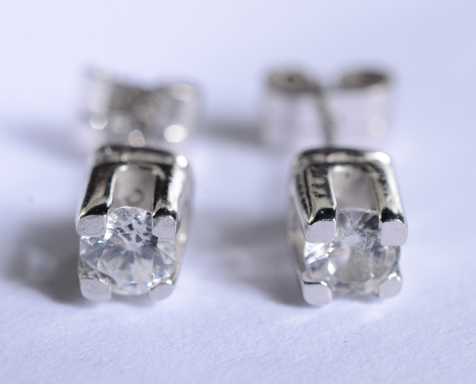 Par de brincos de ouro branco com 2 brilhantes de 0,20 ct cada, total... - foto 1 de 6