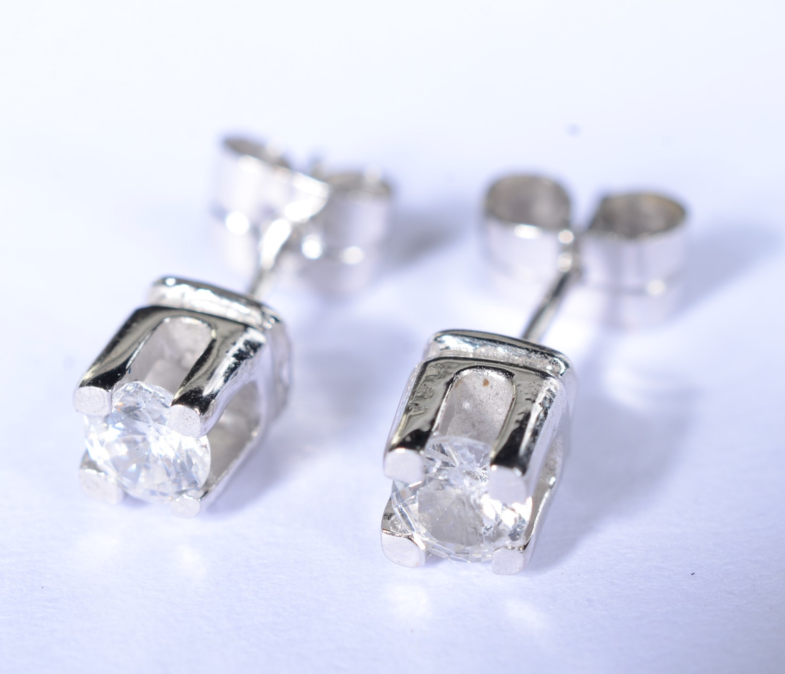 Par de brincos de ouro branco com 2 brilhantes de 0,20 ct cada, total... - foto 2 de 6